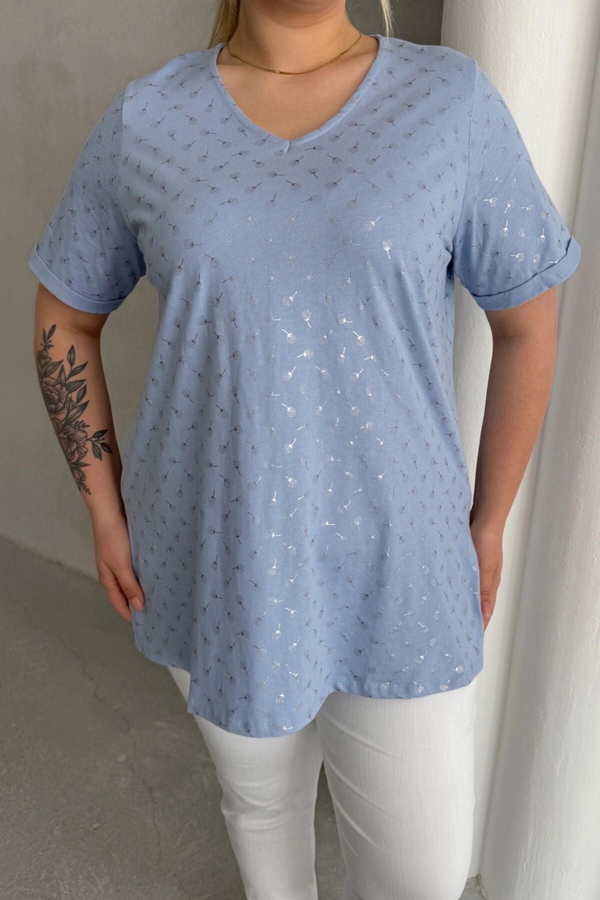 Büyük Beden Kısa Kollu V Yaka Yanları Yırtmaçlı Metalik Baskılı T-shirt 97-46