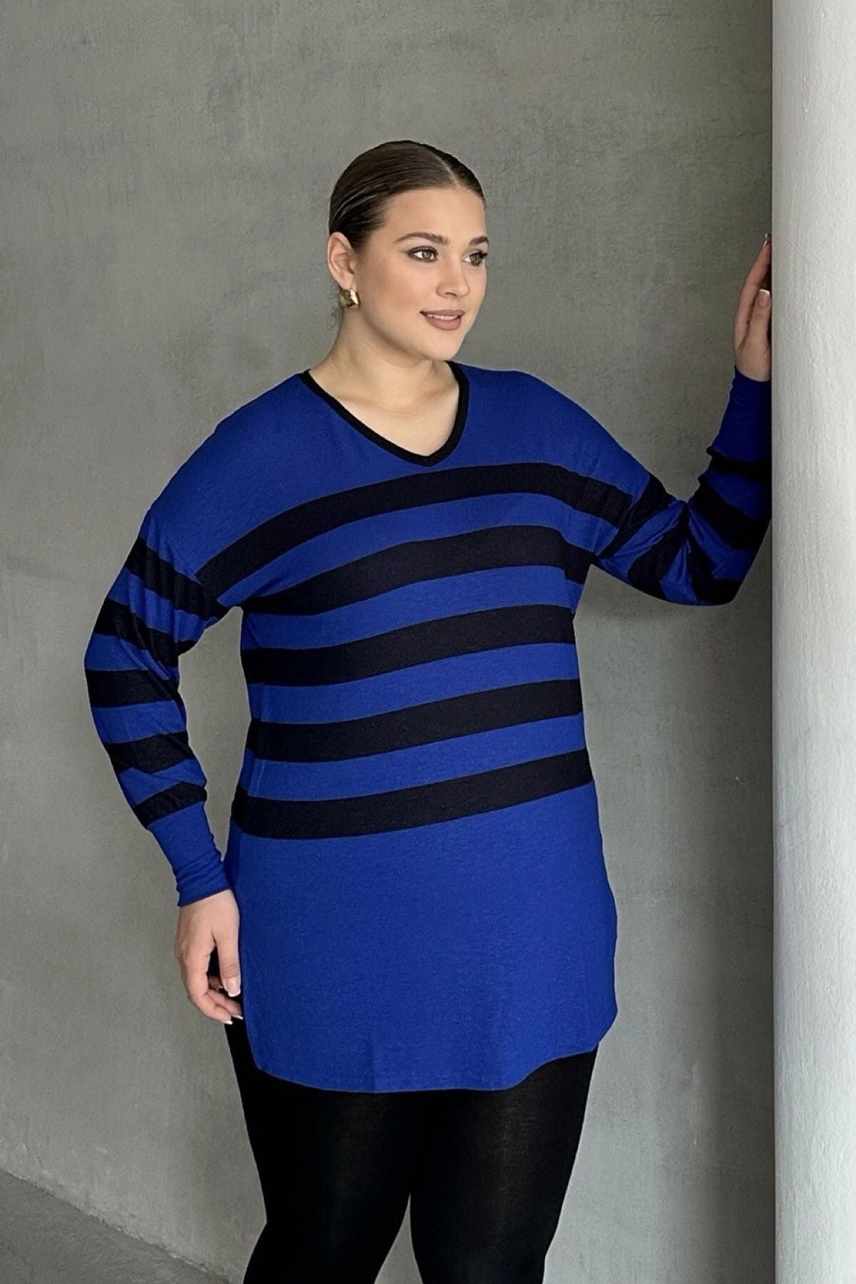 Büyük Beden V Yaka Çizgili Yırtmaç Detaylı İnce Kumaşlı Uzun Bluz 301567