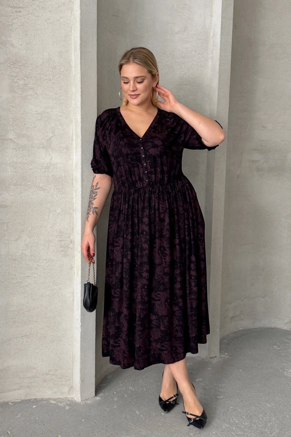 Büyük Beden Kısa Kollu V Yaka Önü Düğmeli Beli Lastikli Elbise 303699