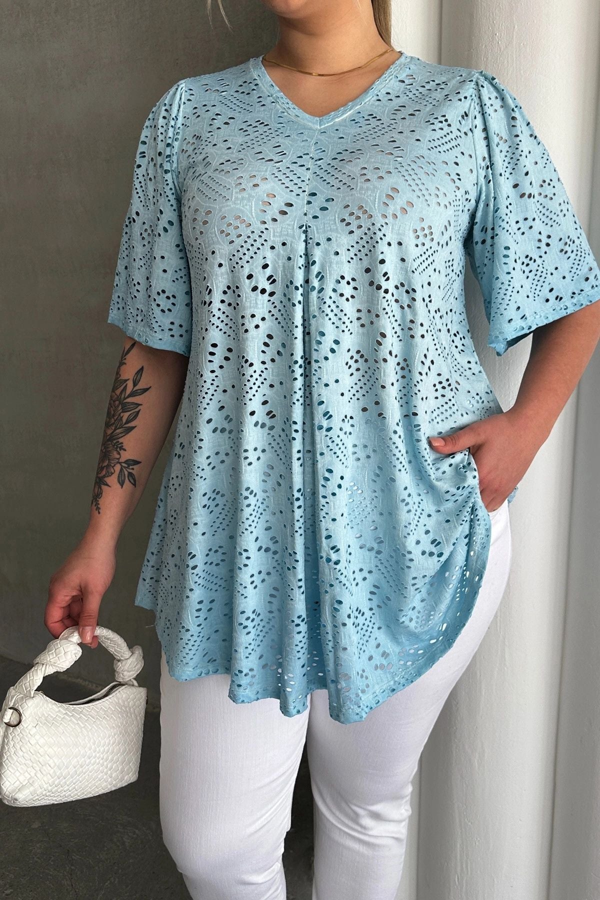 Büyük Beden V Yaka Kısa Kollu Dantel Detaylı Astarsız Bluz 302957