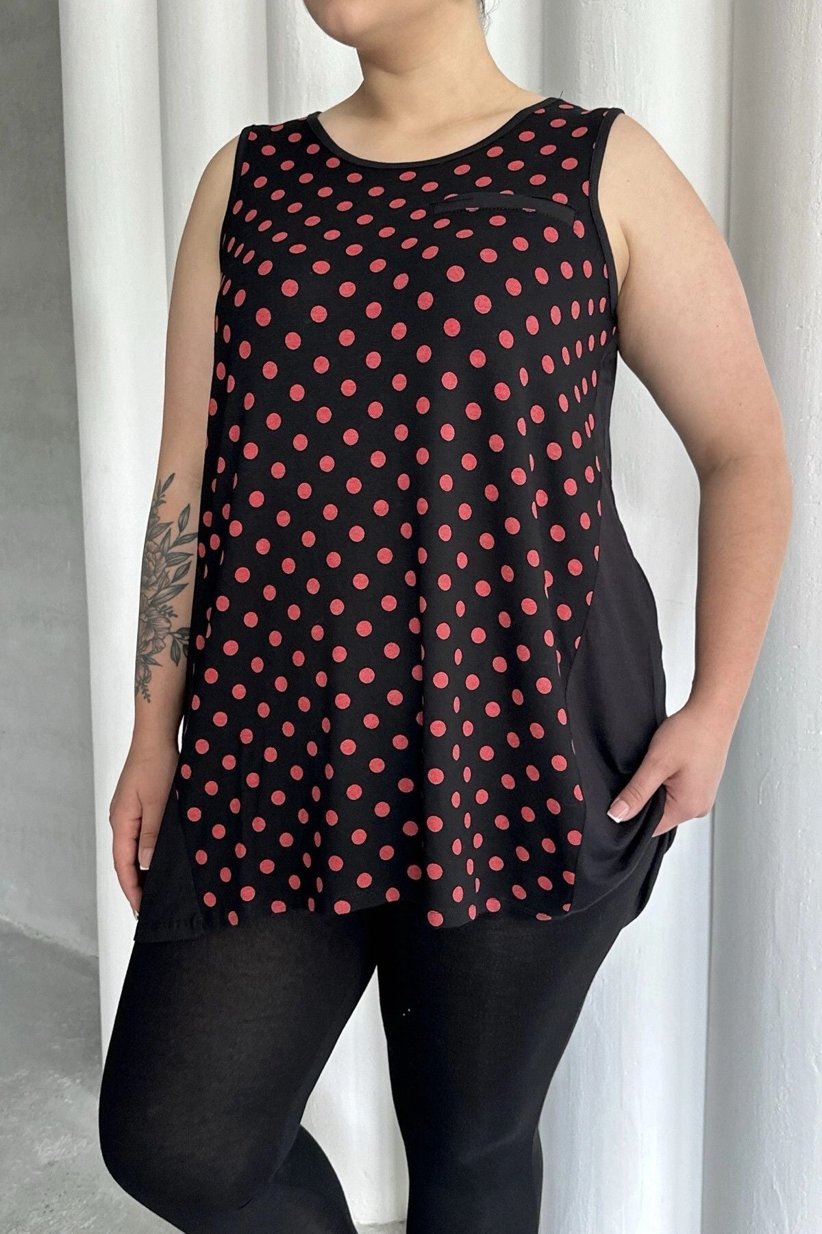 Büyük Beden Önü Puantiyeli Kolsuz Bluz 302253