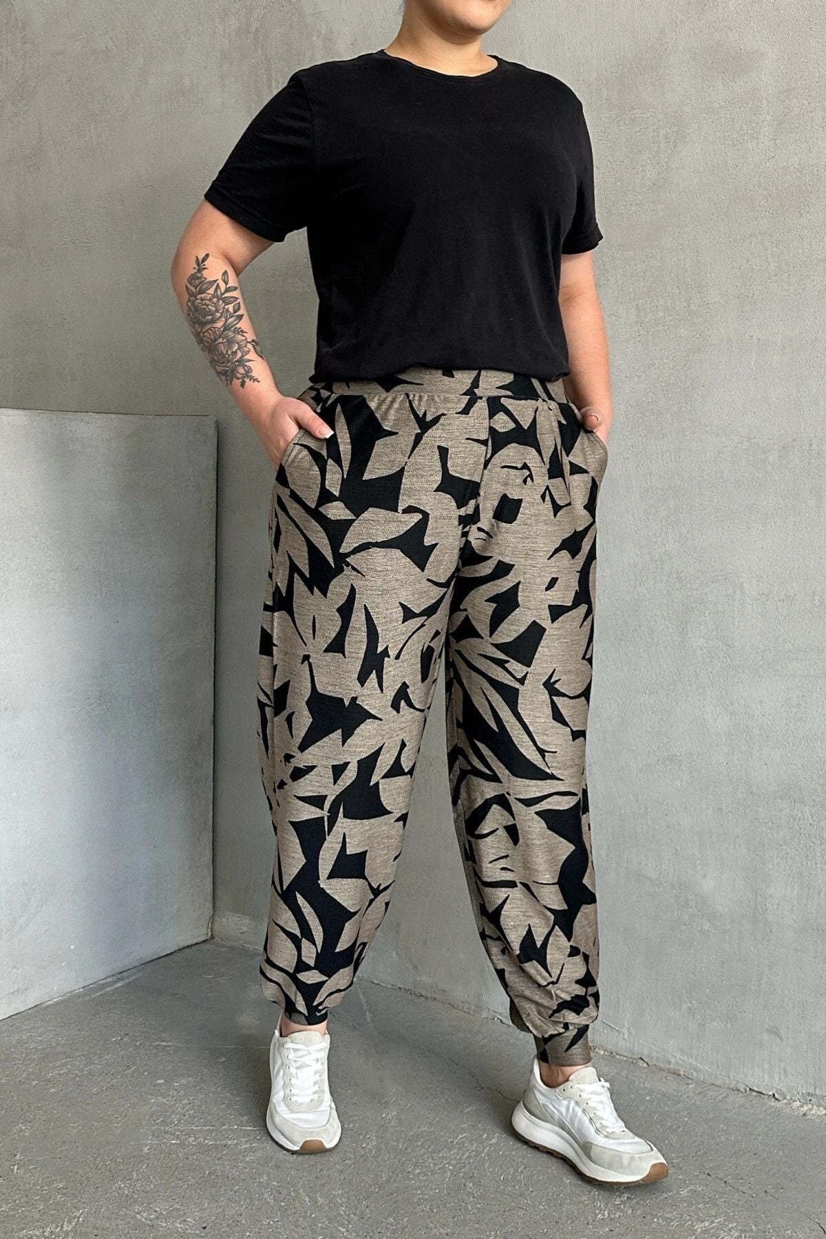 Büyük Beden Paçası Lastikli Parlak Baskılı Cepli Pantolon 302697