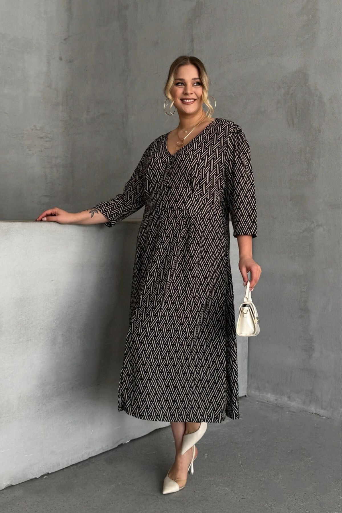 Büyük Beden V Yaka Yırtmaç Detaylı Desenli Fakir Kol Midi Boy Elbise MSD-25123