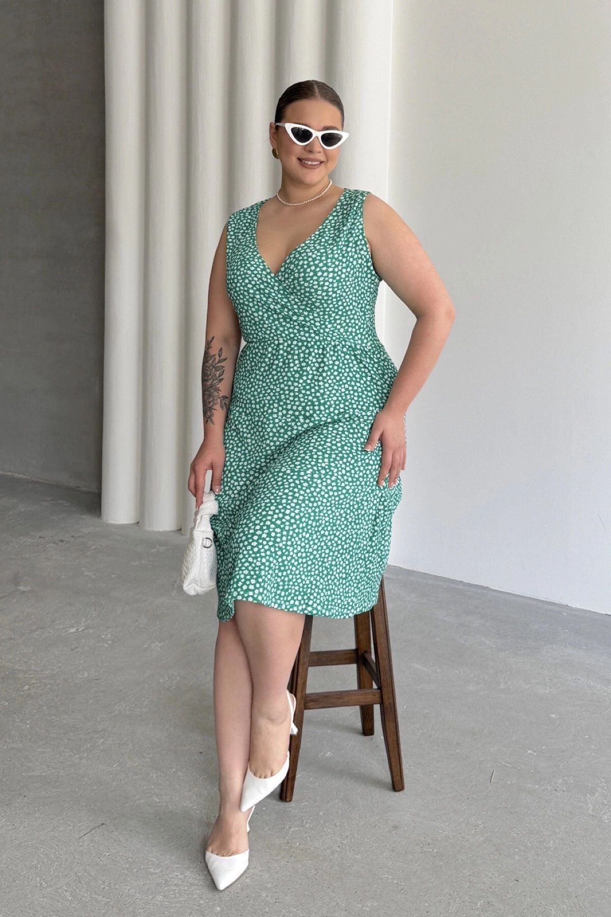 Büyük Beden V Yaka Beli Lastikli Çiçek Desenli Elbise 300916