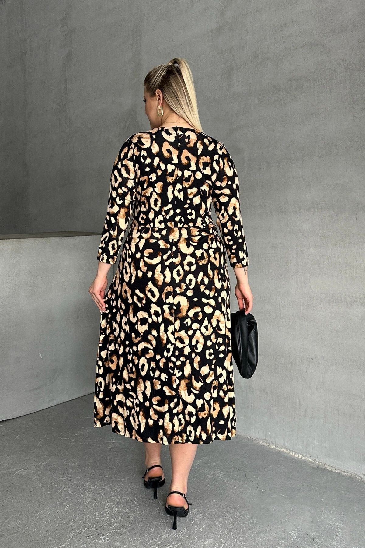 Büyük Beden Yarım Kollu V Yaka Kemer Detaylı Leopar Desenli Elbise 100-92