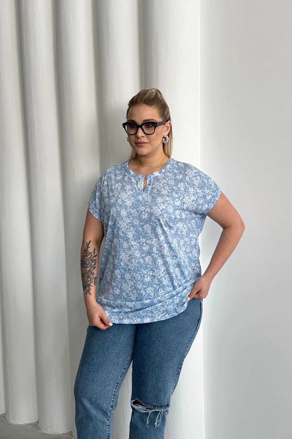 Büyük Beden Kısa Kollu Çentik V Yaka Desenli Bluz 97-79