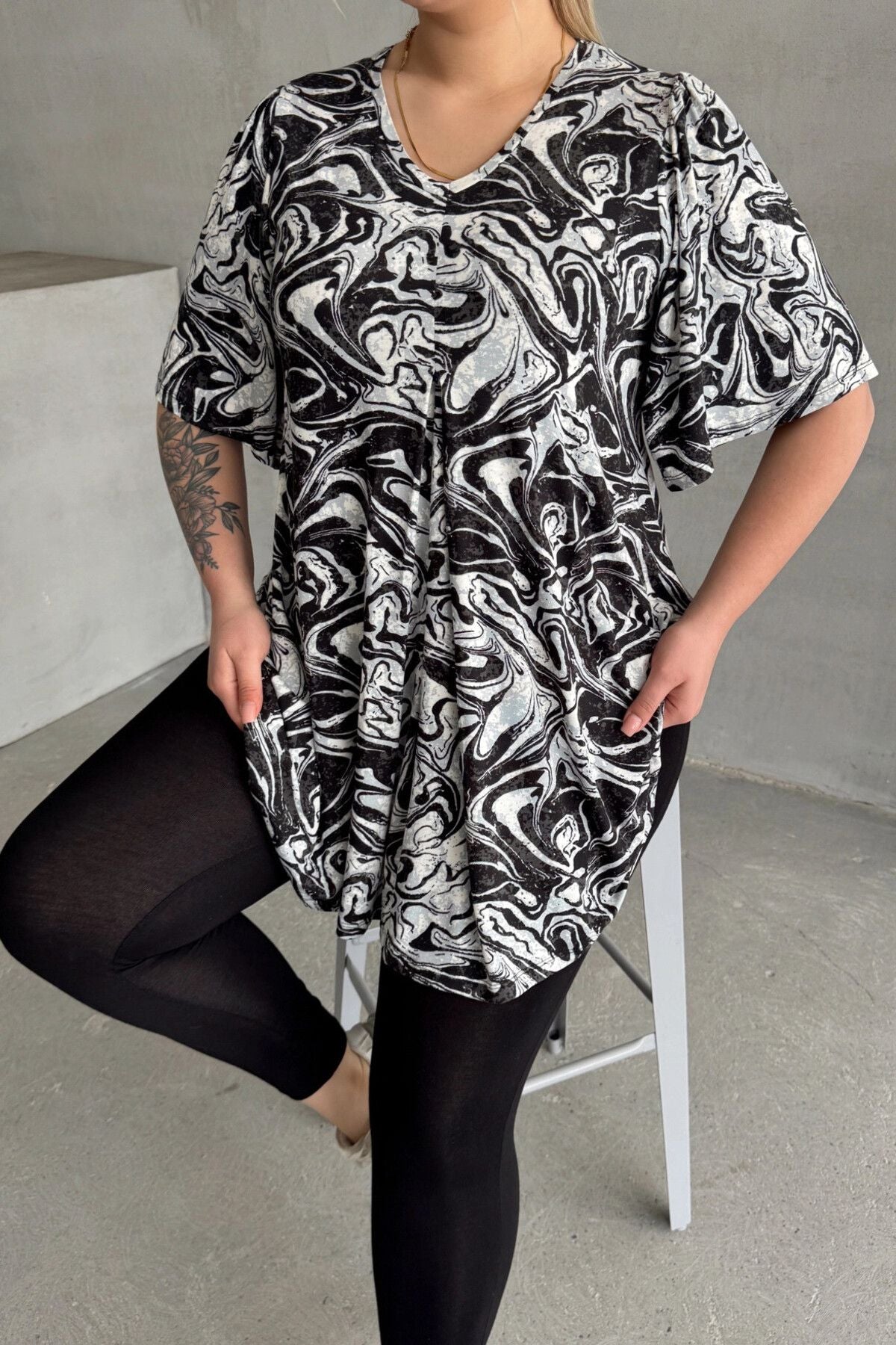 Büyük Beden V Yaka Kısa Kollu Eteği Bollaşan Desenli Bluz 101-17