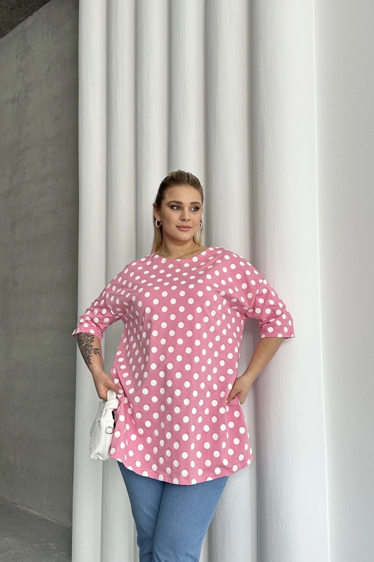 Büyük Beden Kısa Kollu Bisiklet Yaka Yanları Yırtmaçlı Puantiyeli Bluz 98-55