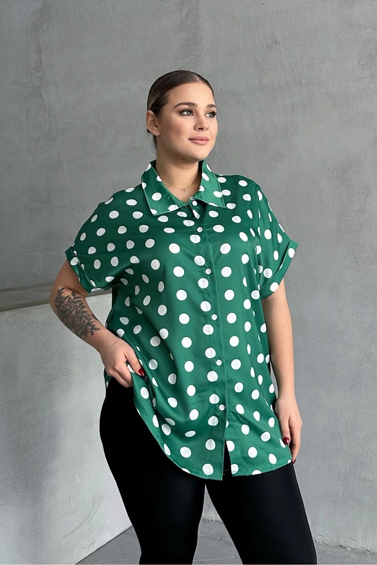 Büyük Beden Önü Düğmeli Kısa Kollu Puantiye Desenli Gömlek 303461