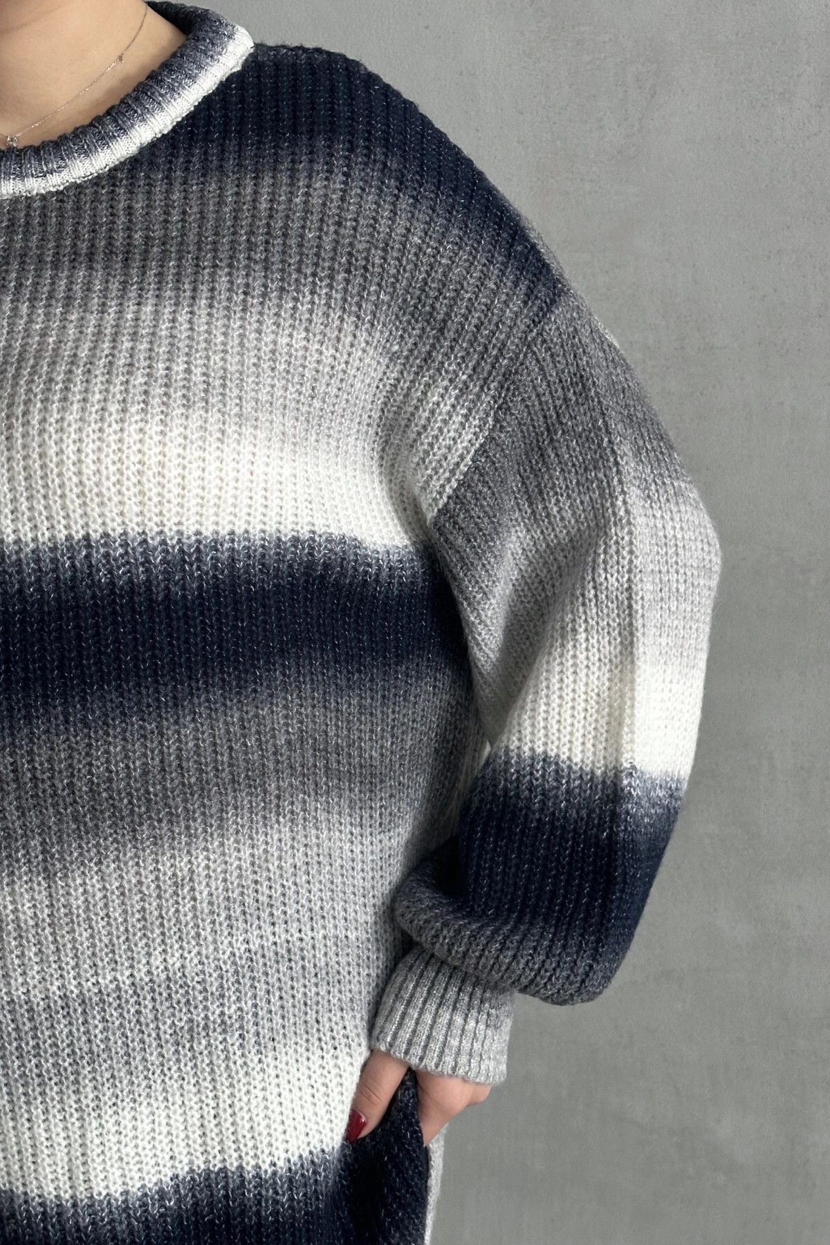 Büyük Beden Uzun Kollu Bisiklet Yaka Renk Bloklu Yırtmaçlı Triko Kazak 302345