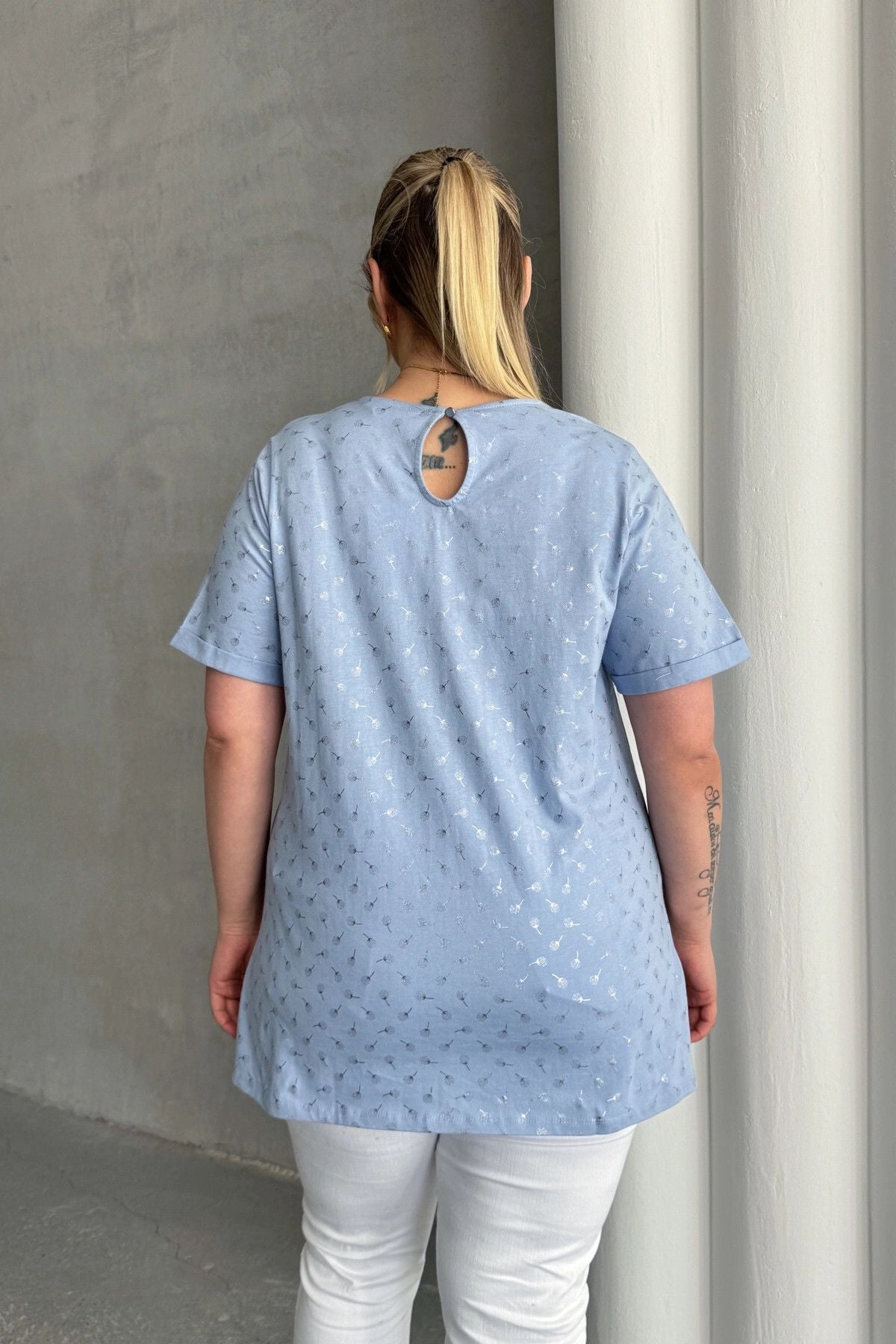 Büyük Beden Kısa Kollu V Yaka Yanları Yırtmaçlı Metalik Baskılı T-shirt 97-46