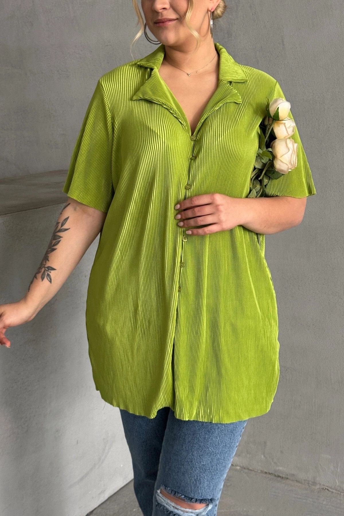 Büyük Beden Kısa Kollu Önü Düğmeli Fitilli İnce Gömlek 300738