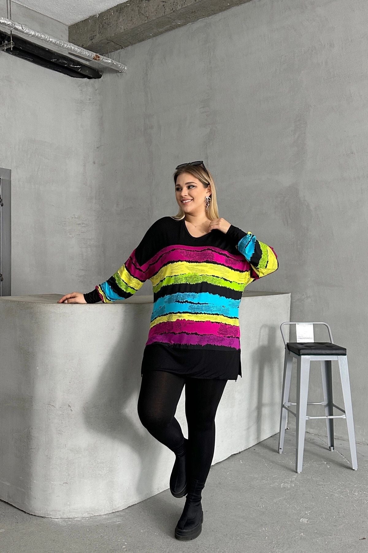 Büyük Beden V Yaka Çizgili Yanları Yırtmaçlı Uzun Kollu Bluz 302014