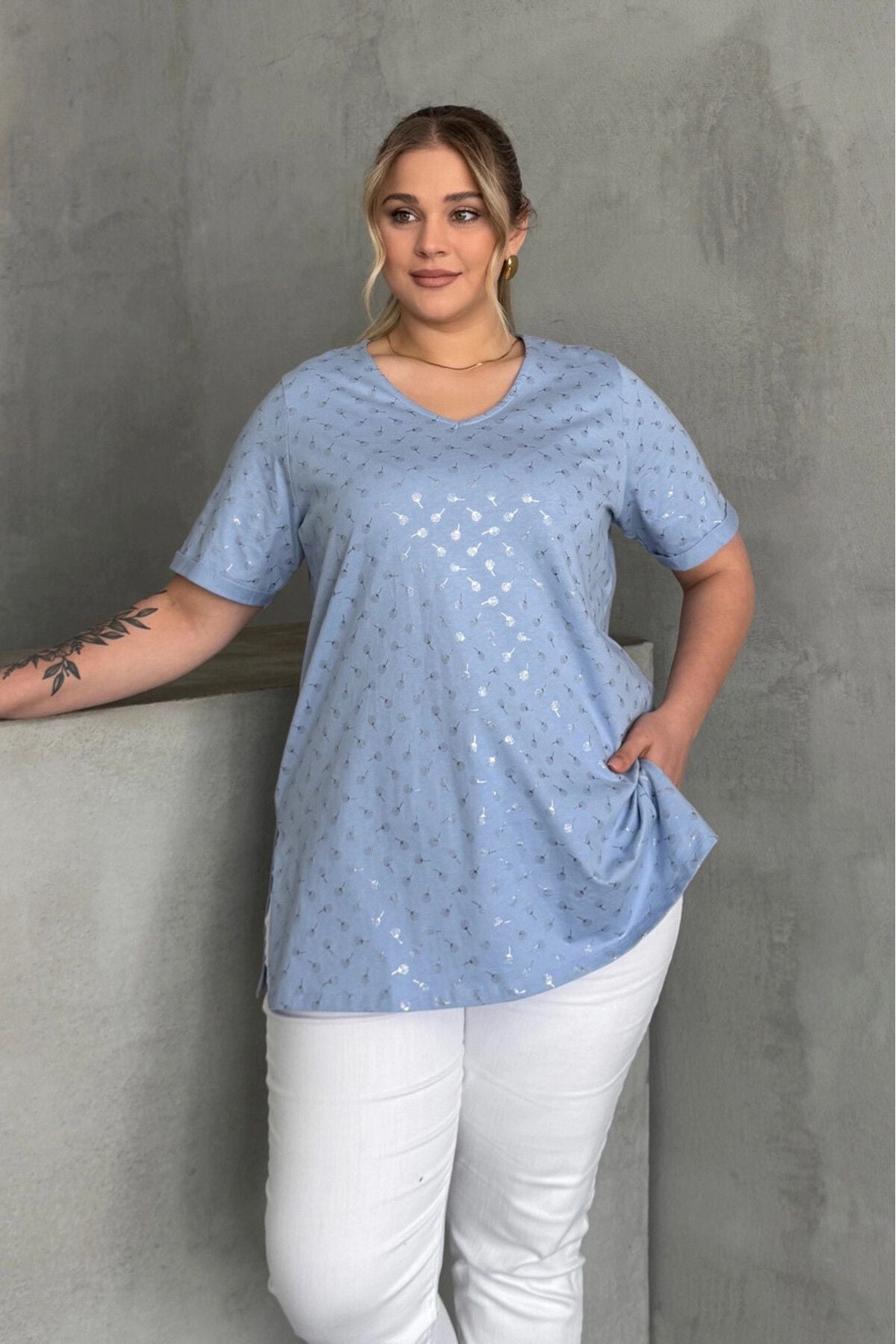 Büyük Beden Kısa Kollu V Yaka Yanları Yırtmaçlı Metalik Baskılı T-shirt 97-46