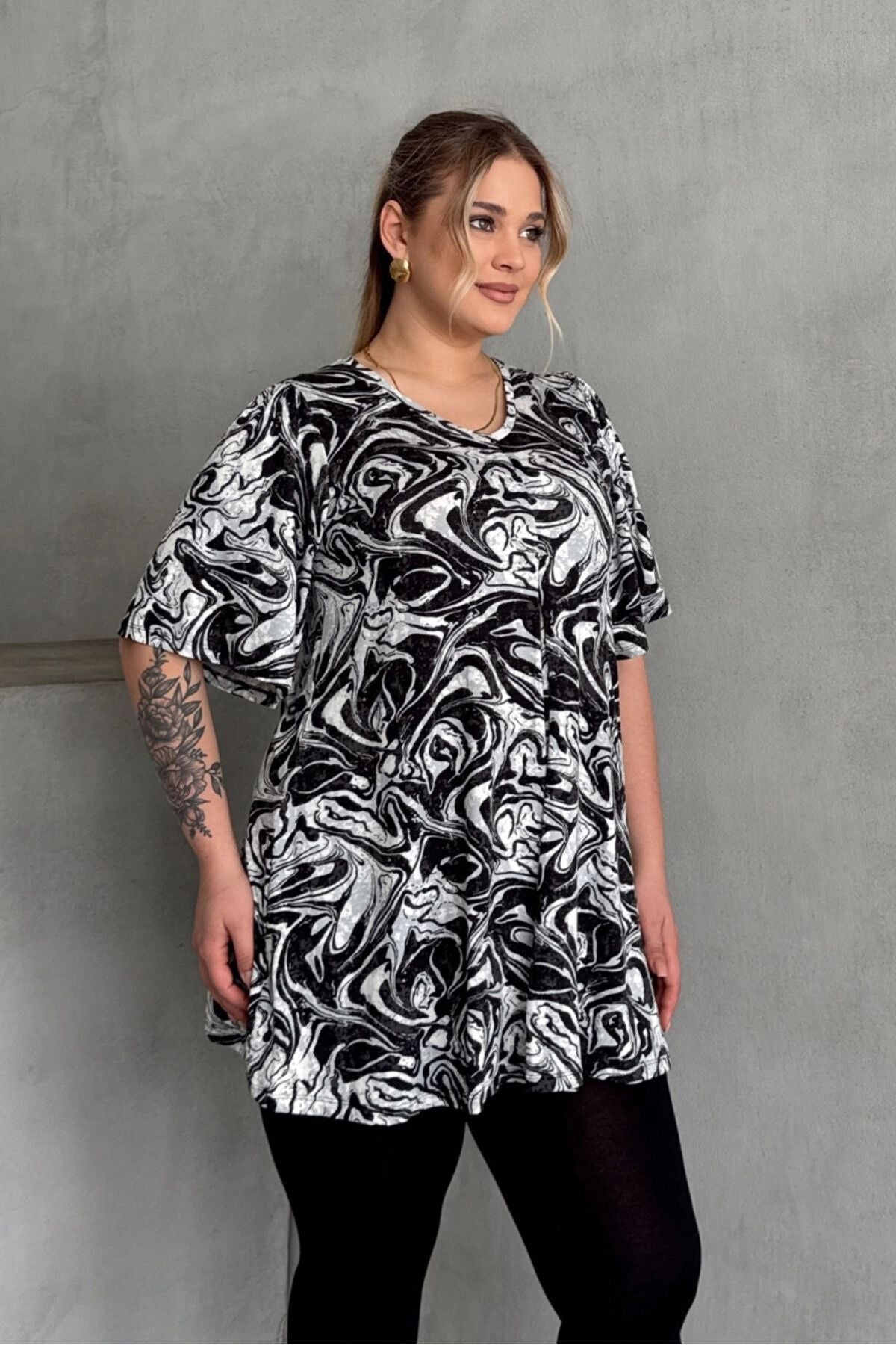 Büyük Beden V Yaka Kısa Kollu Eteği Bollaşan Desenli Bluz 101-17