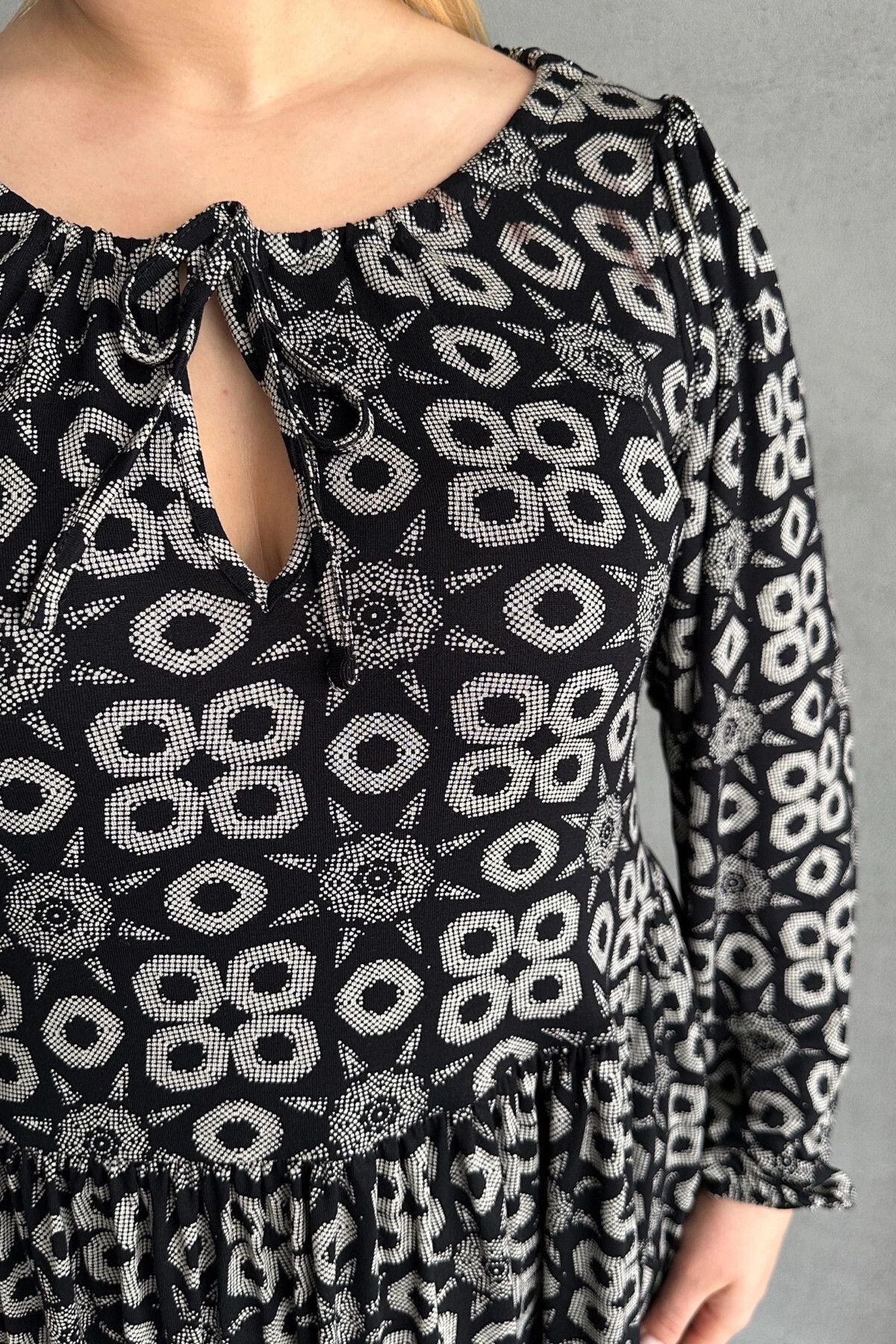 Büyük Beden Uzun Kollu Yakası Bağlamalı Eteği Pileli Elbise 100-75