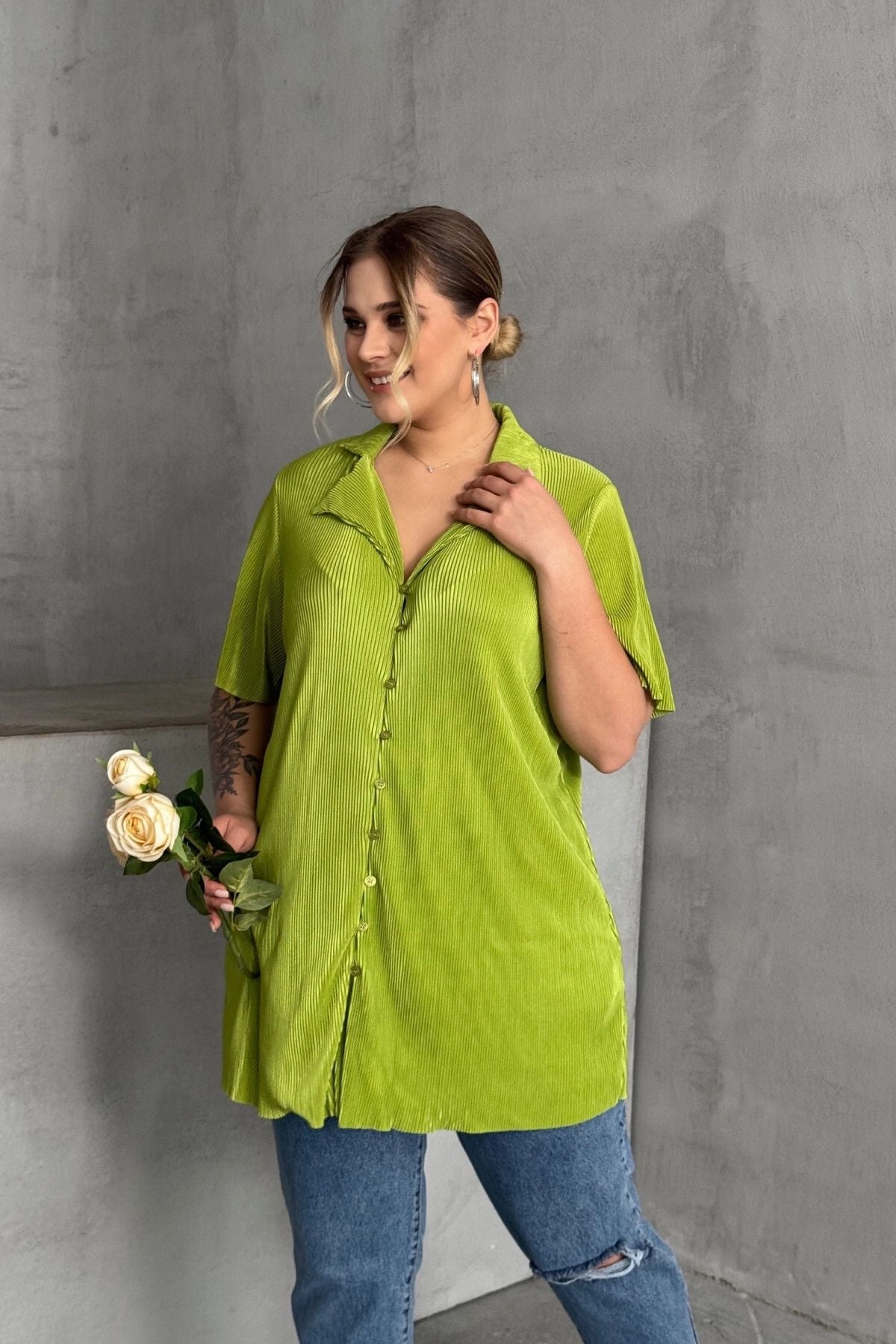 Büyük Beden Kısa Kollu Önü Düğmeli Fitilli İnce Gömlek 300738