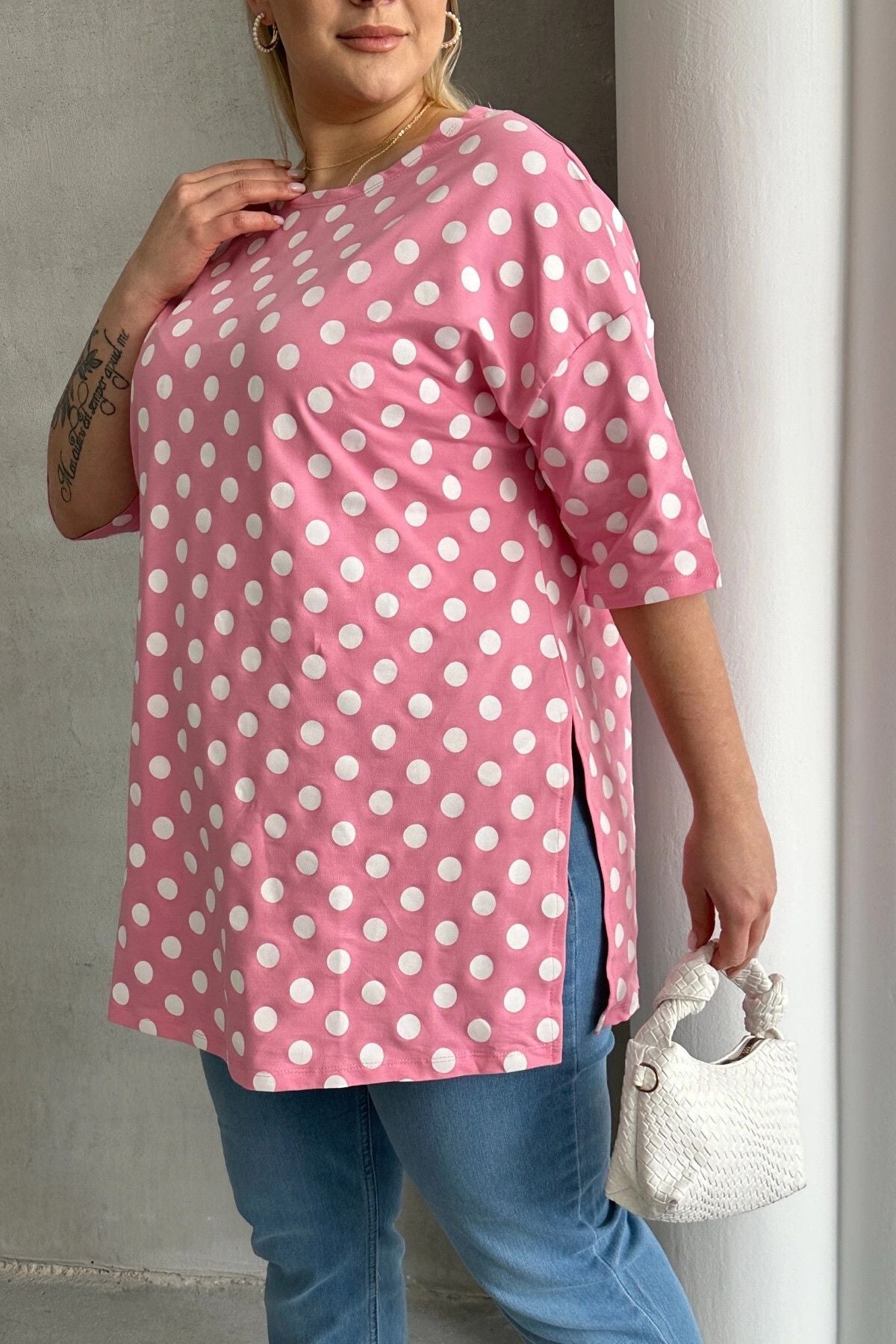 Büyük Beden Kısa Kollu Bisiklet Yaka Yanları Yırtmaçlı Puantiyeli Bluz 98-55