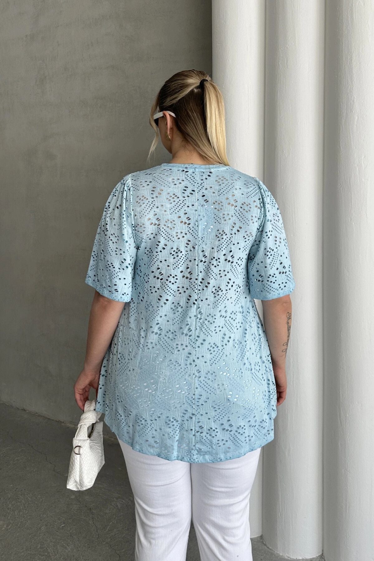 Büyük Beden V Yaka Kısa Kollu Dantel Detaylı Astarsız Bluz 302957