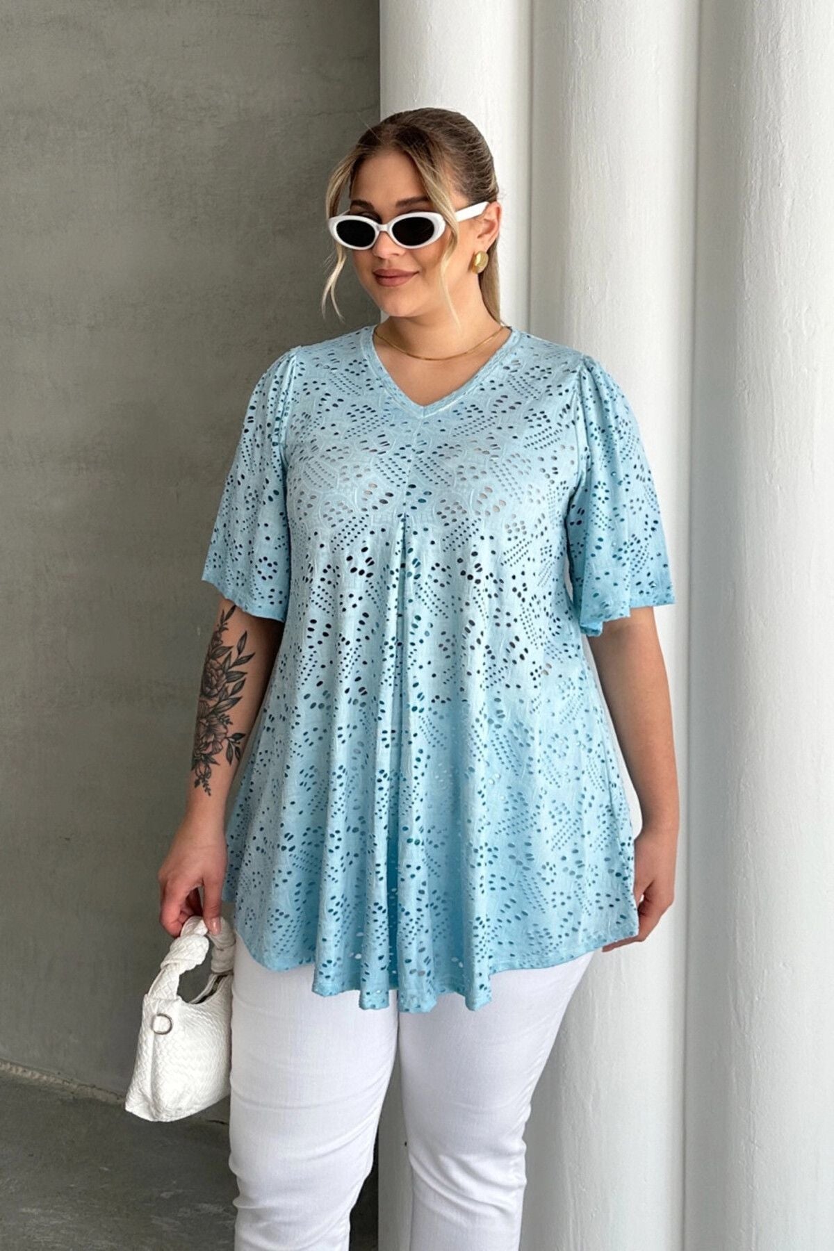 Büyük Beden V Yaka Kısa Kollu Dantel Detaylı Astarsız Bluz 302957