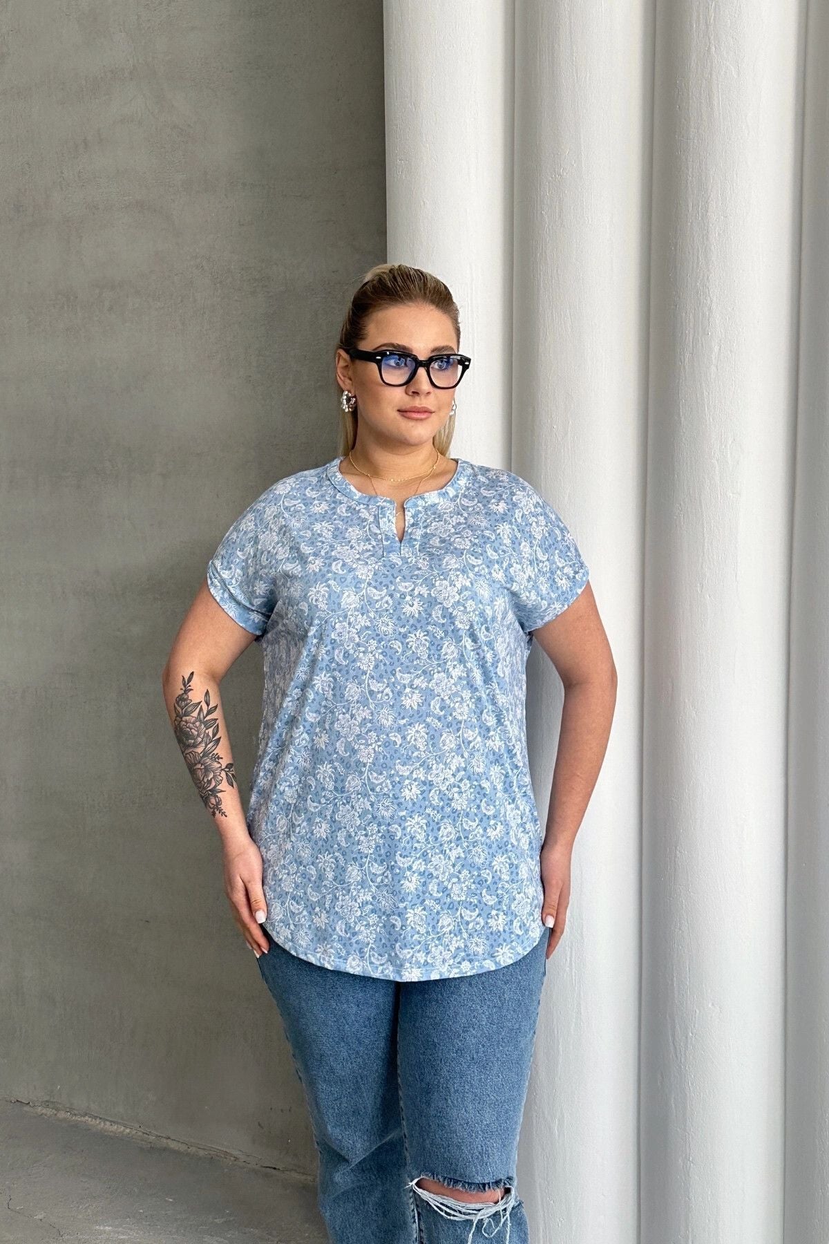 Büyük Beden Kısa Kollu Çentik V Yaka Desenli Bluz 97-79