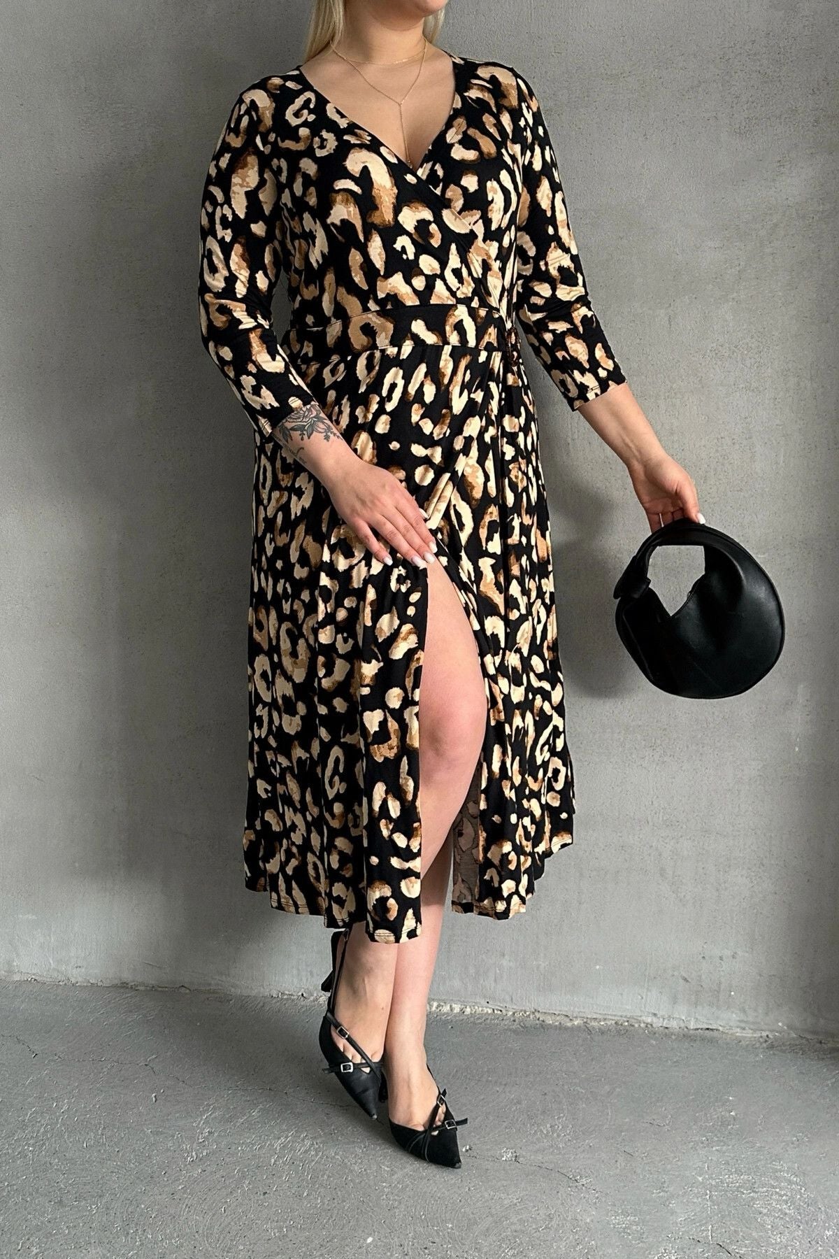 Büyük Beden Yarım Kollu V Yaka Kemer Detaylı Leopar Desenli Elbise 100-92