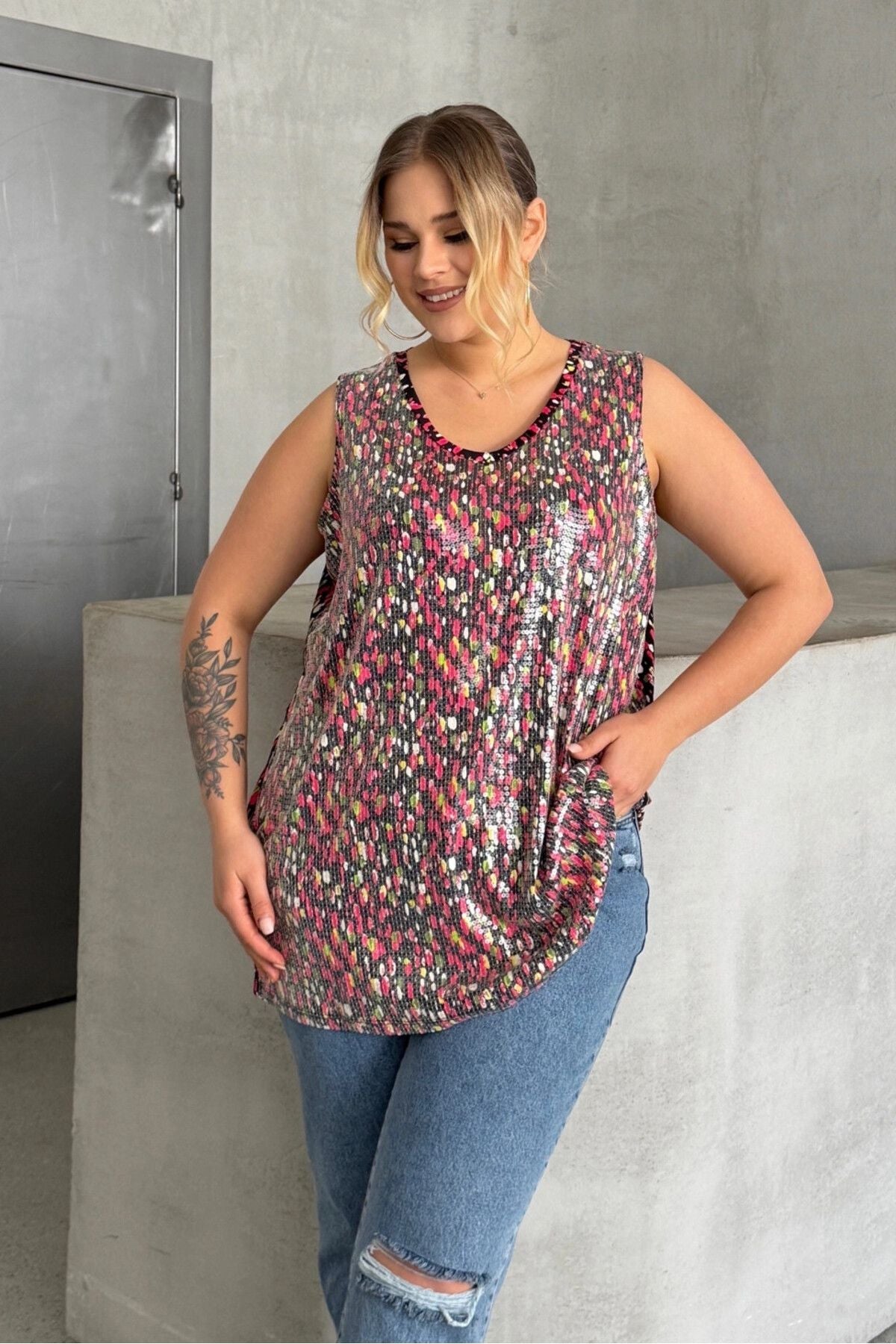 Büyük Beden V Yaka Desenli Payet İşlemeli Kolsuz Bluz 302386