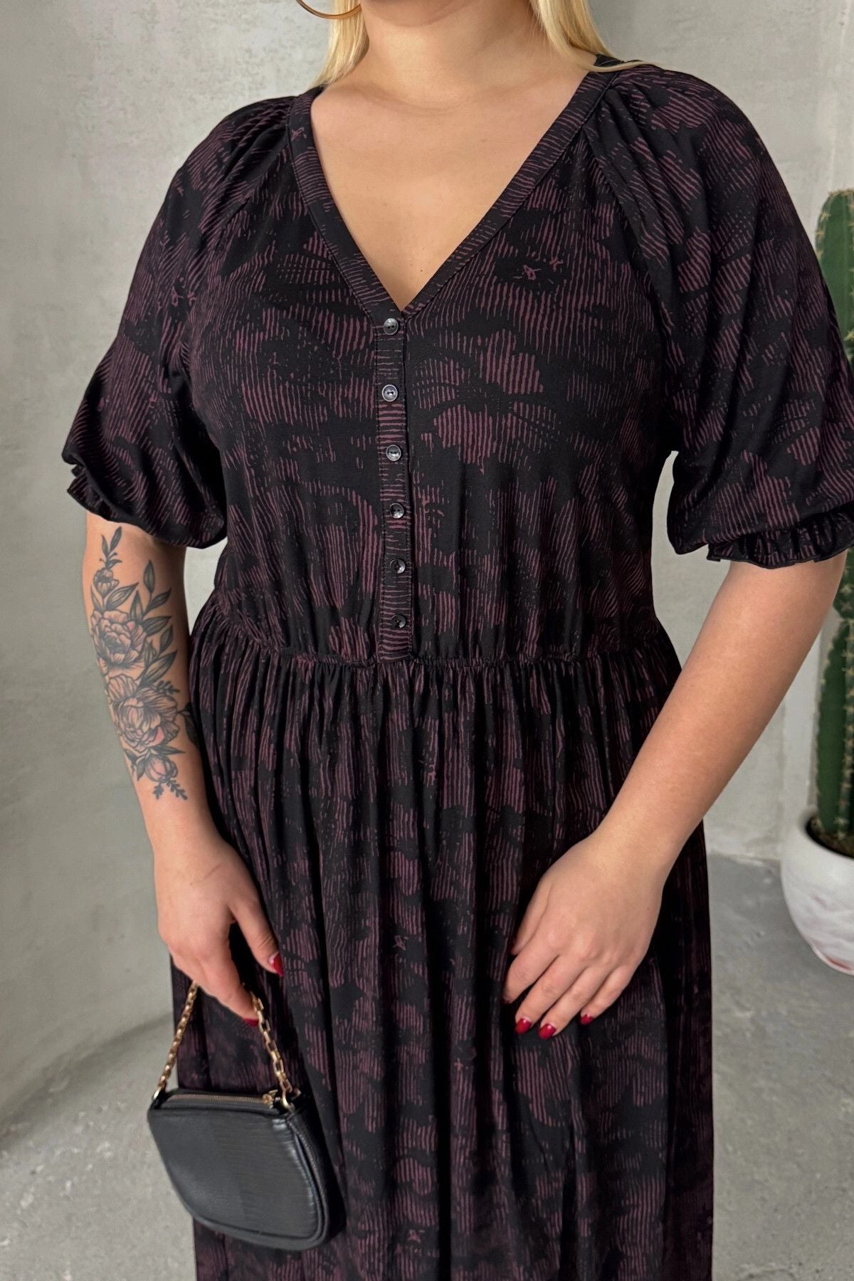 Büyük Beden Kısa Kollu V Yaka Önü Düğmeli Beli Lastikli Elbise 303699