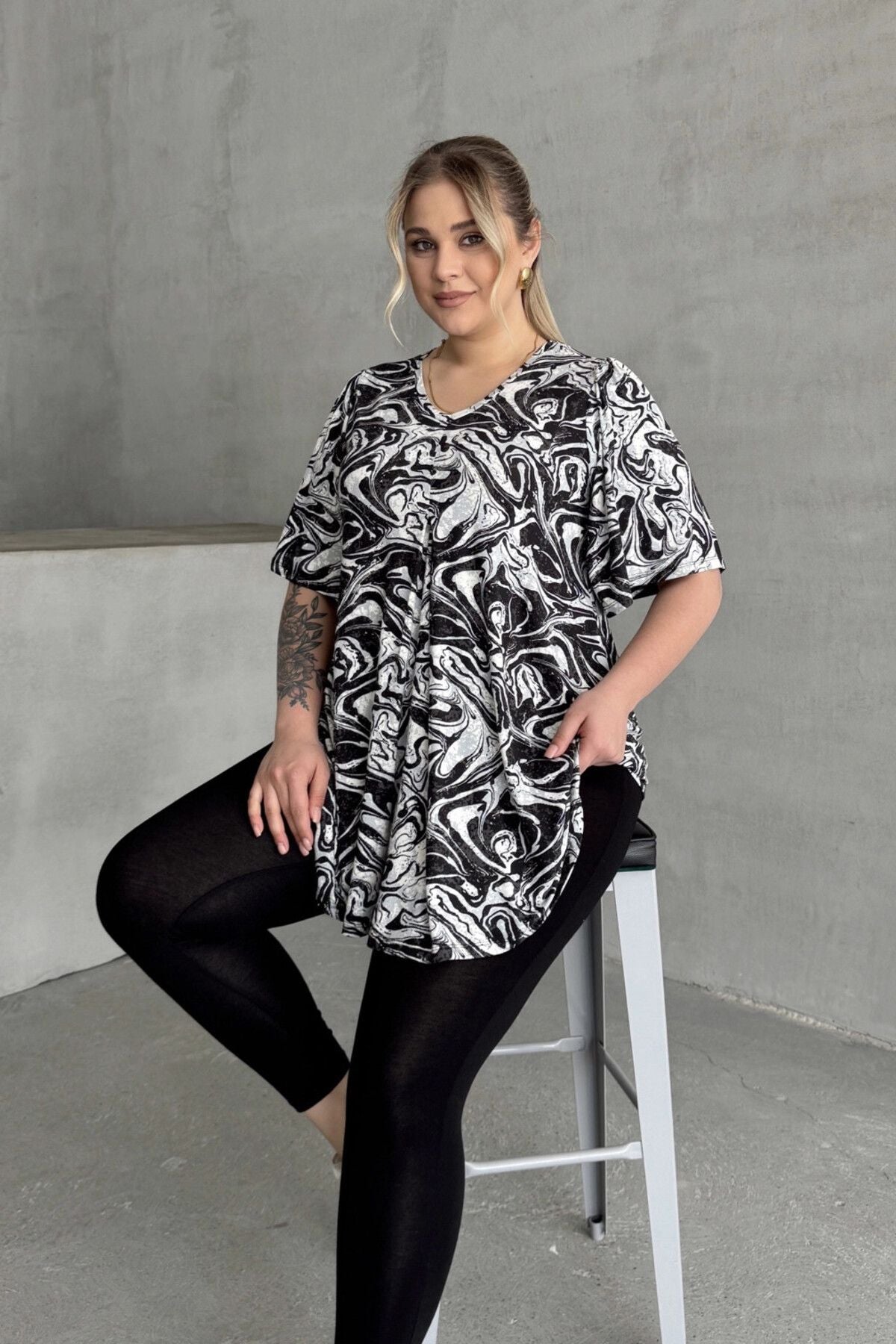 Büyük Beden V Yaka Kısa Kollu Eteği Bollaşan Desenli Bluz 101-17