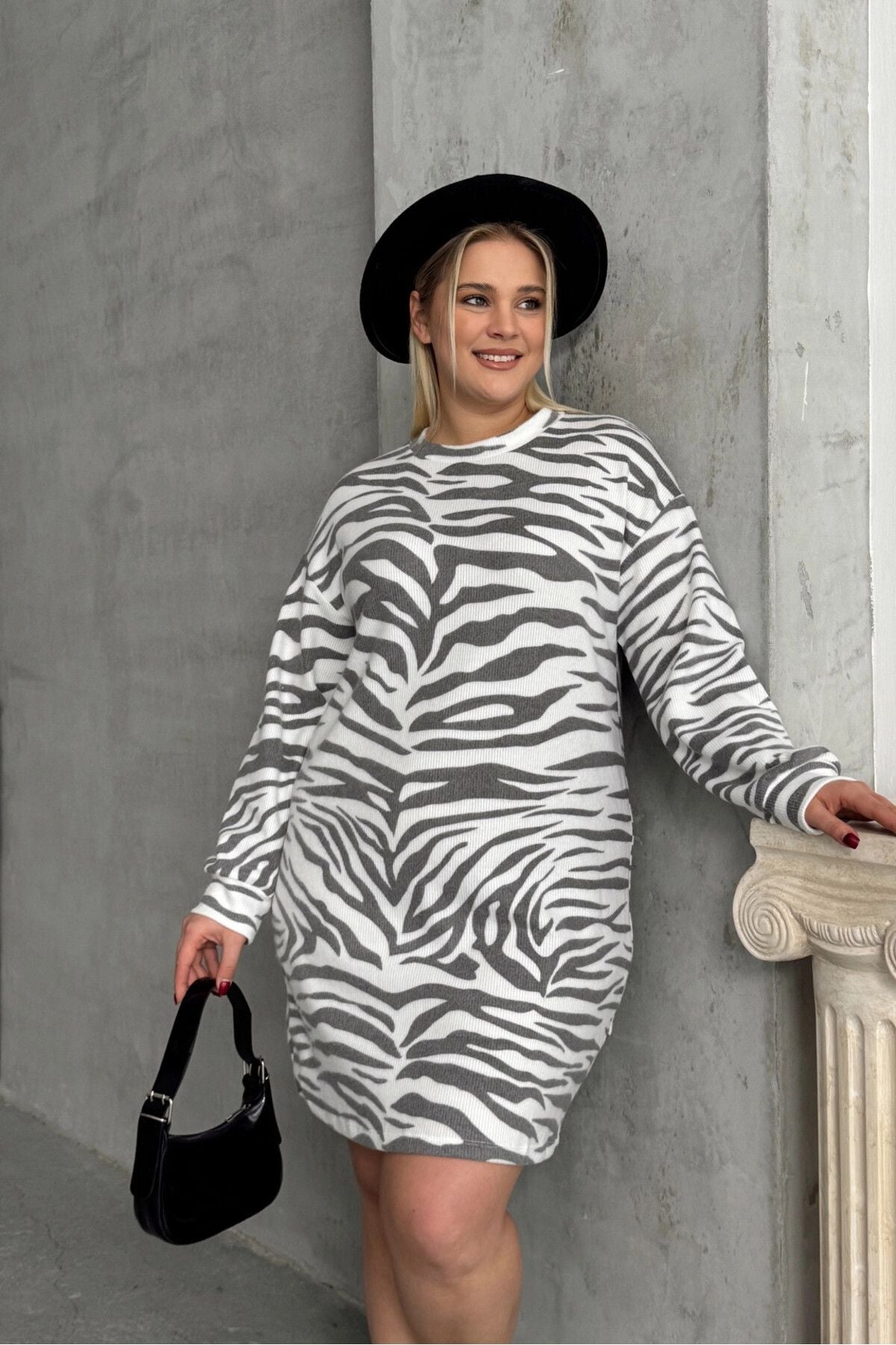 Büyük Beden Uzun Kollu Bisiklet Yaka Zebra Desenli Mini Elbise 84-194