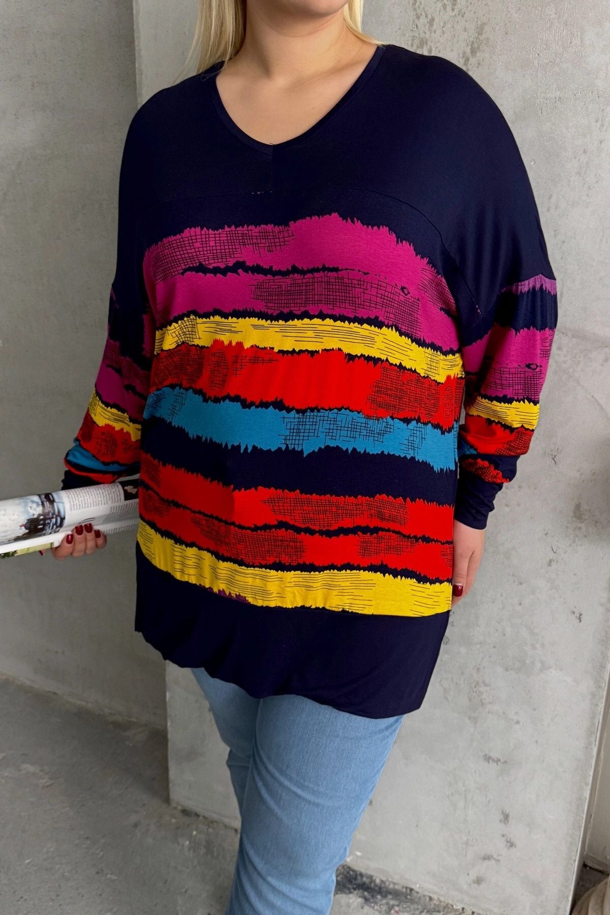 Büyük Beden V Yaka Çizgili Yanları Yırtmaçlı Uzun Kollu Bluz 303118