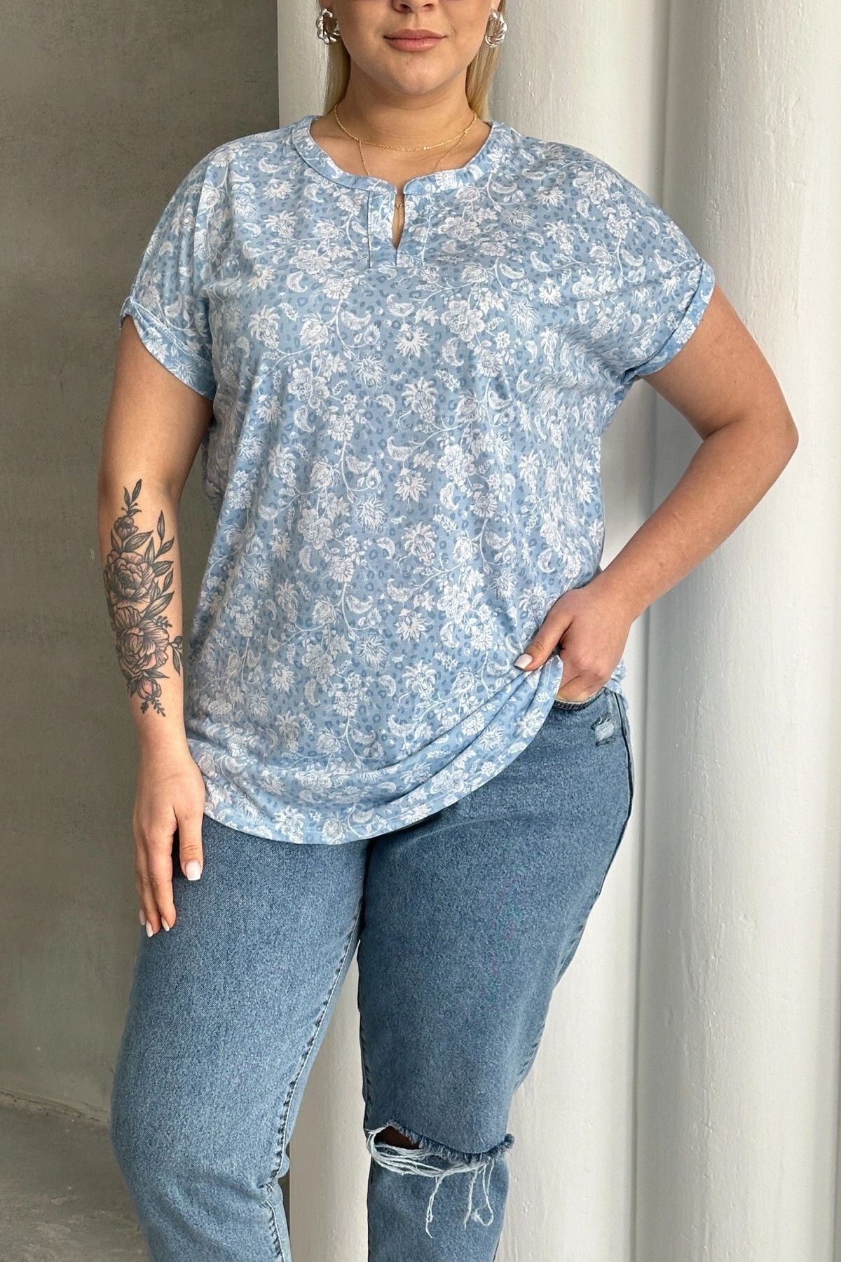 Büyük Beden Kısa Kollu Çentik V Yaka Desenli Bluz 97-79