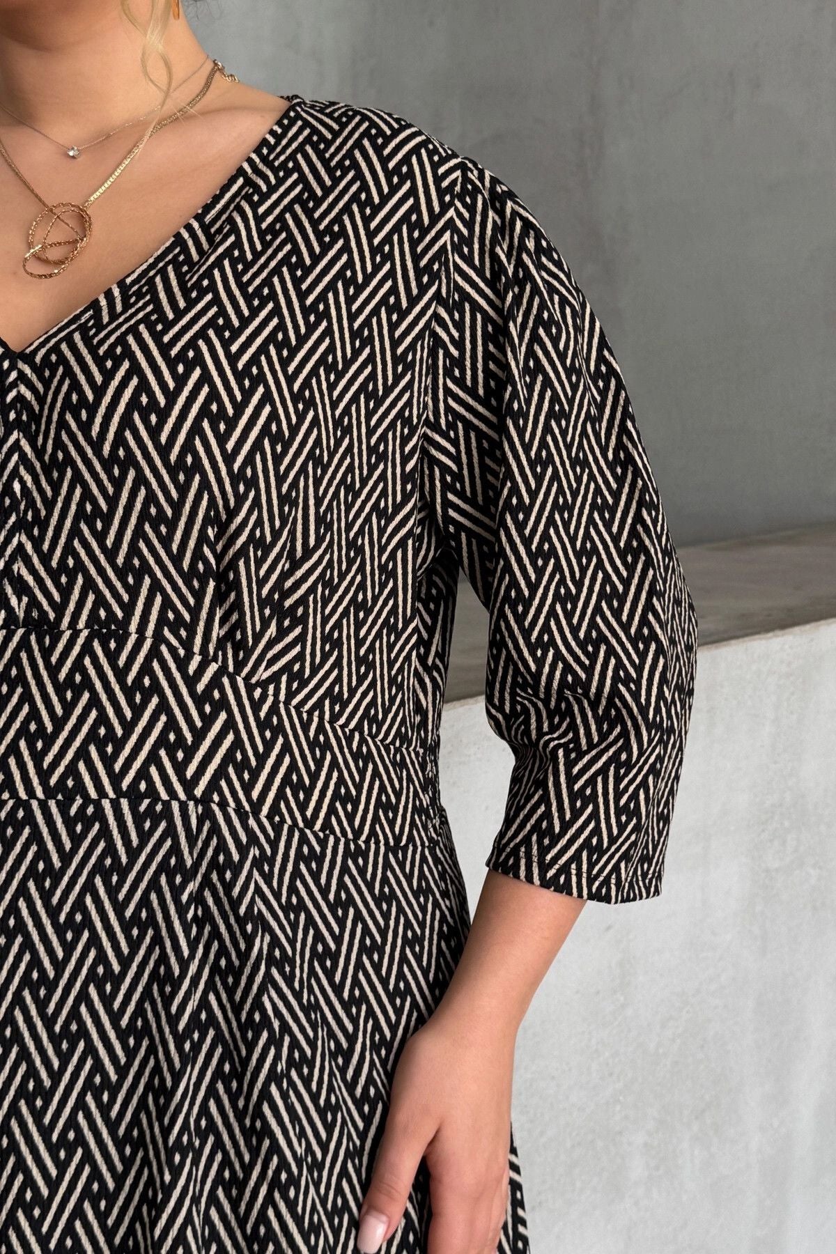 Büyük Beden V Yaka Yırtmaç Detaylı Desenli Fakir Kol Midi Boy Elbise MSD-25123