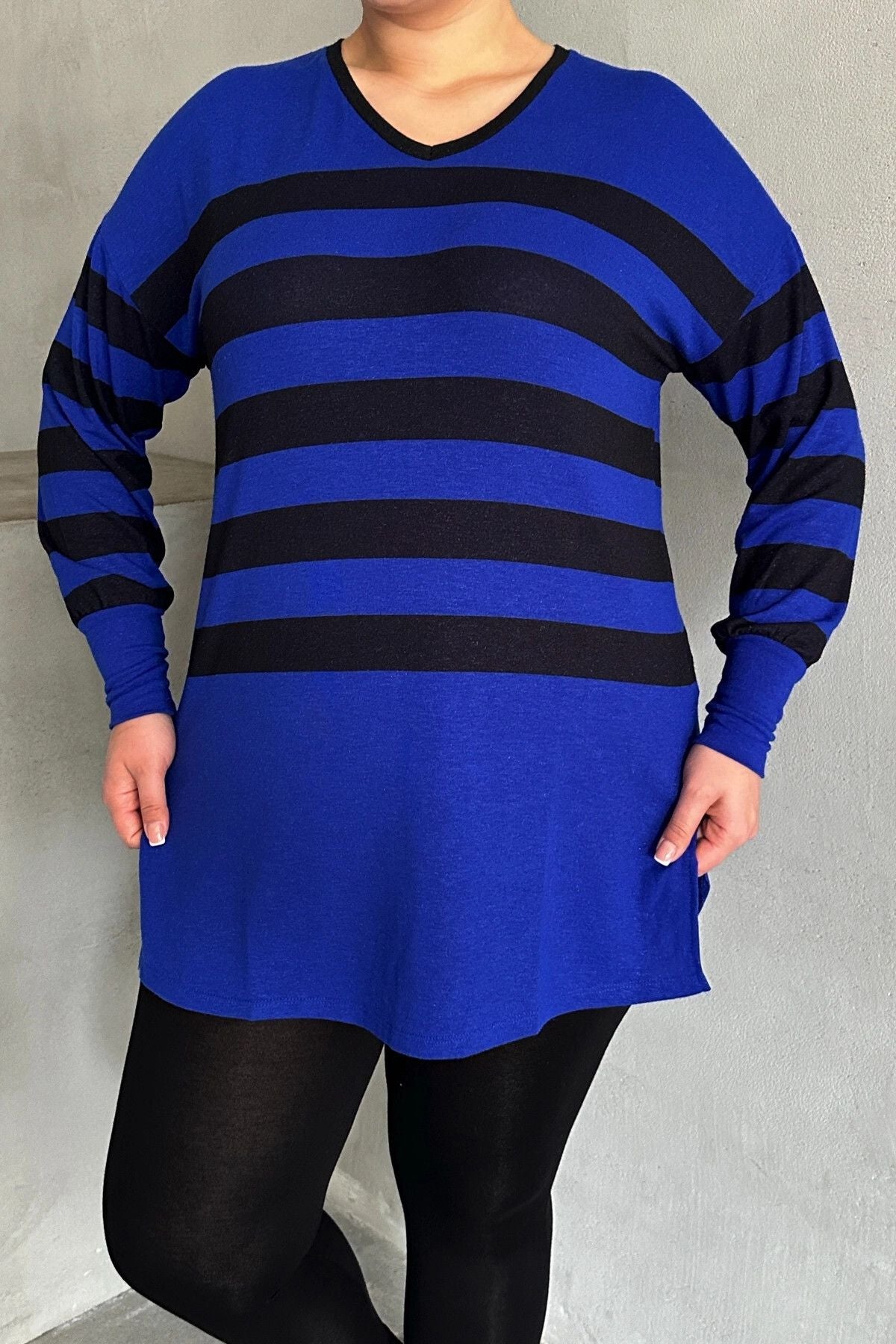 Büyük Beden V Yaka Çizgili Yırtmaç Detaylı İnce Kumaşlı Uzun Bluz 301567