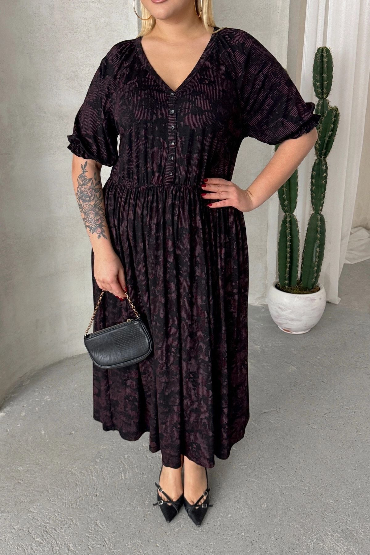 Büyük Beden Kısa Kollu V Yaka Önü Düğmeli Beli Lastikli Elbise 303699