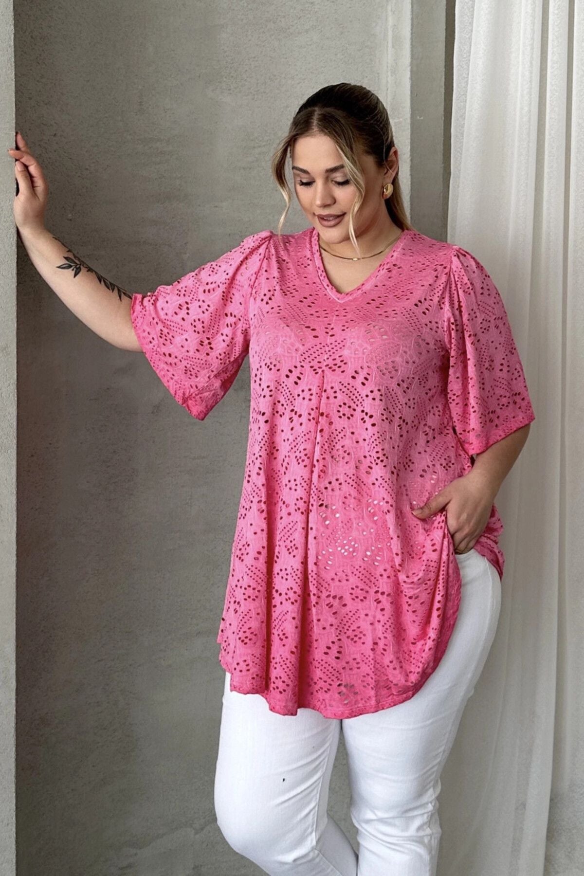 Büyük Beden V Yaka Kısa Kollu Dantel Detaylı Astarsız Bluz 302956