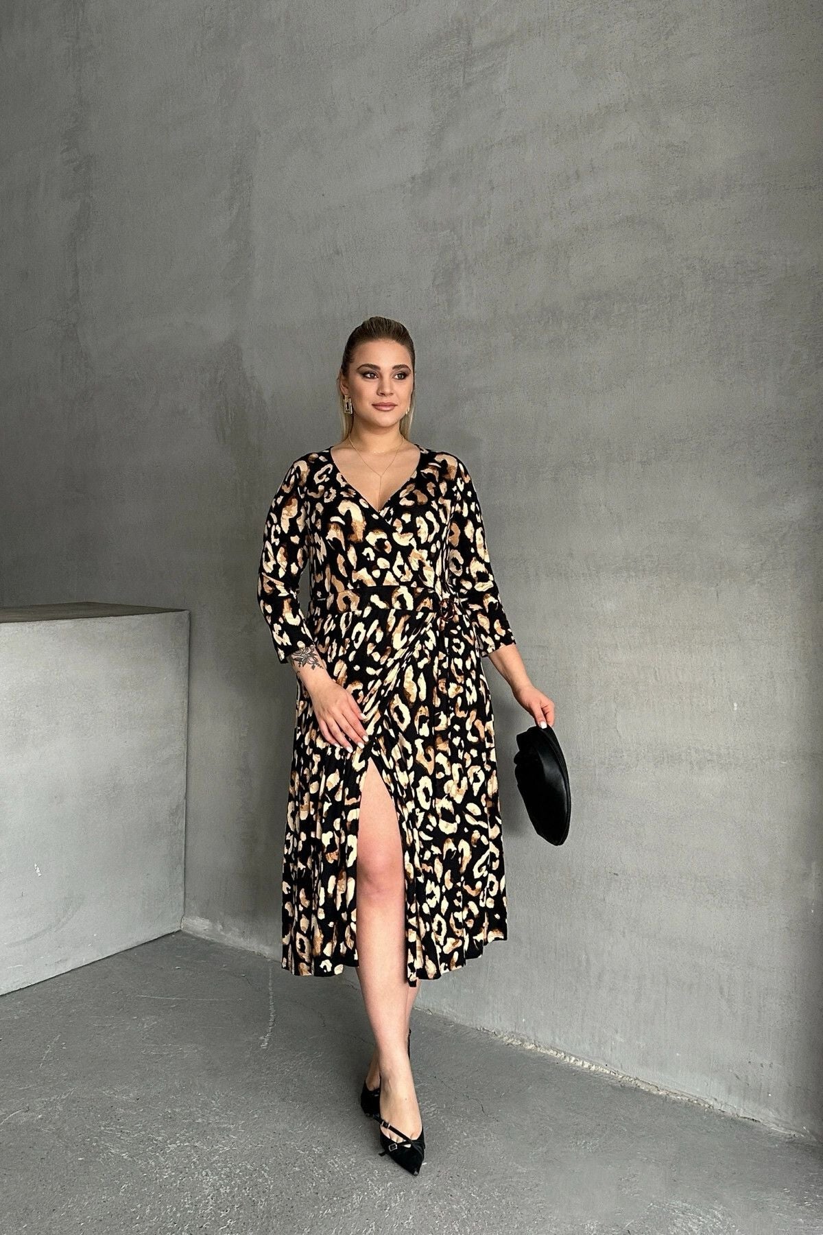 Büyük Beden Yarım Kollu V Yaka Kemer Detaylı Leopar Desenli Elbise 100-92