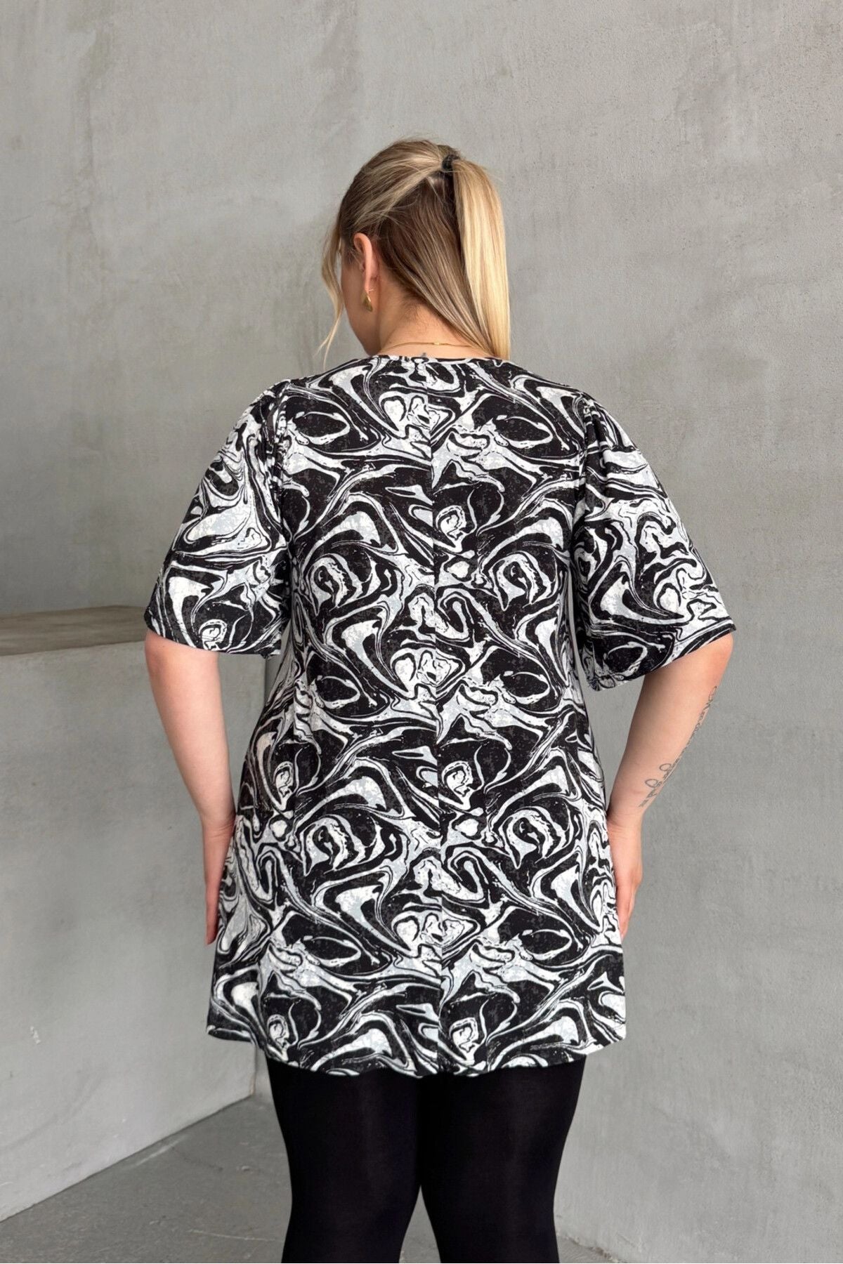 Büyük Beden V Yaka Kısa Kollu Eteği Bollaşan Desenli Bluz 101-17