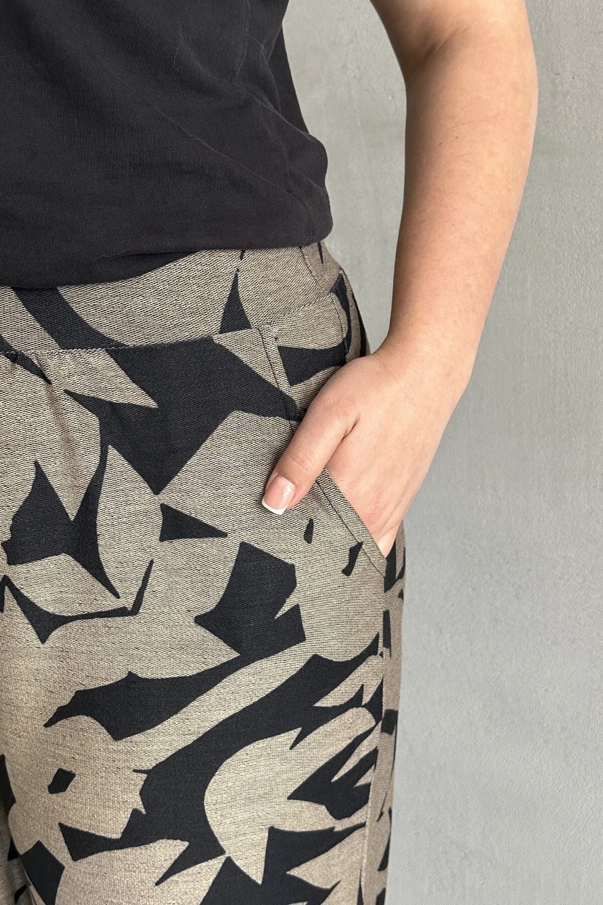 Büyük Beden Paçası Lastikli Parlak Baskılı Cepli Pantolon 302697