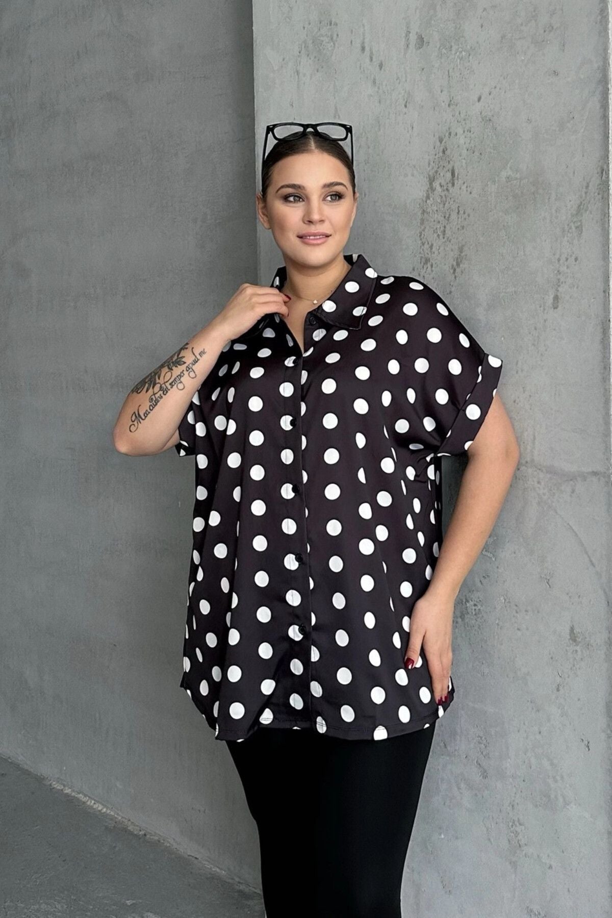 Büyük Beden Önü Düğmeli Kısa Kollu Puantiye Desenli Gömlek 303460