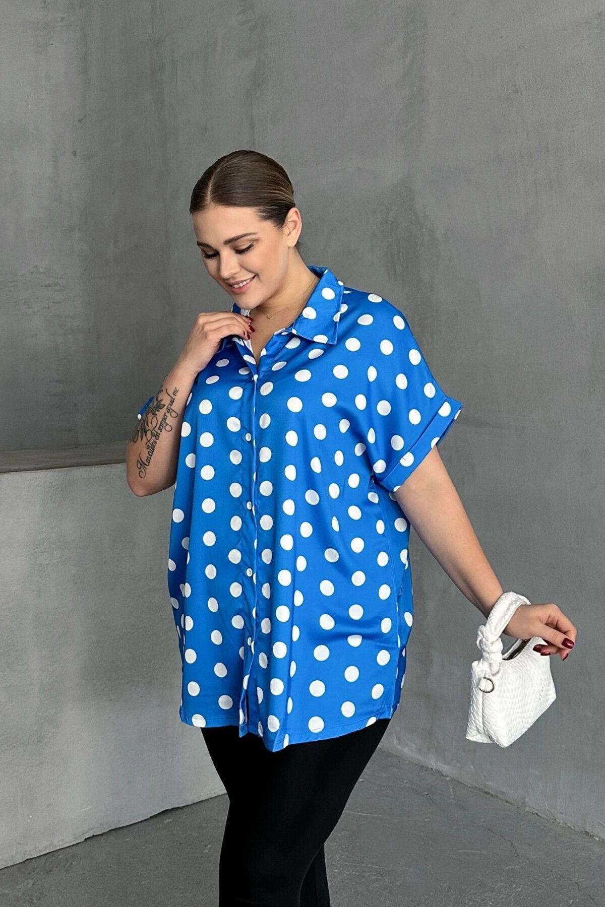 Büyük Beden Önü Düğmeli Kısa Kollu Puantiye Desenli Gömlek 303462