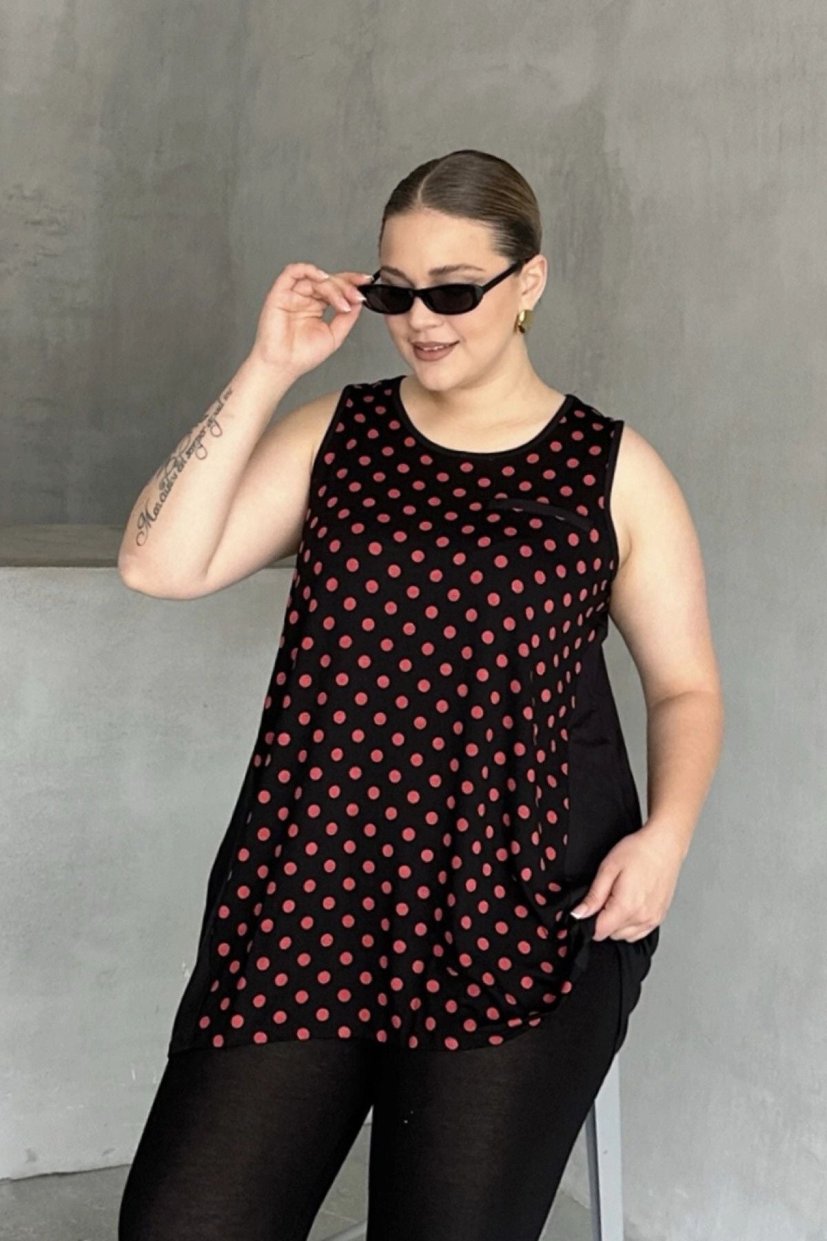 Büyük Beden Önü Puantiyeli Kolsuz Bluz 302253