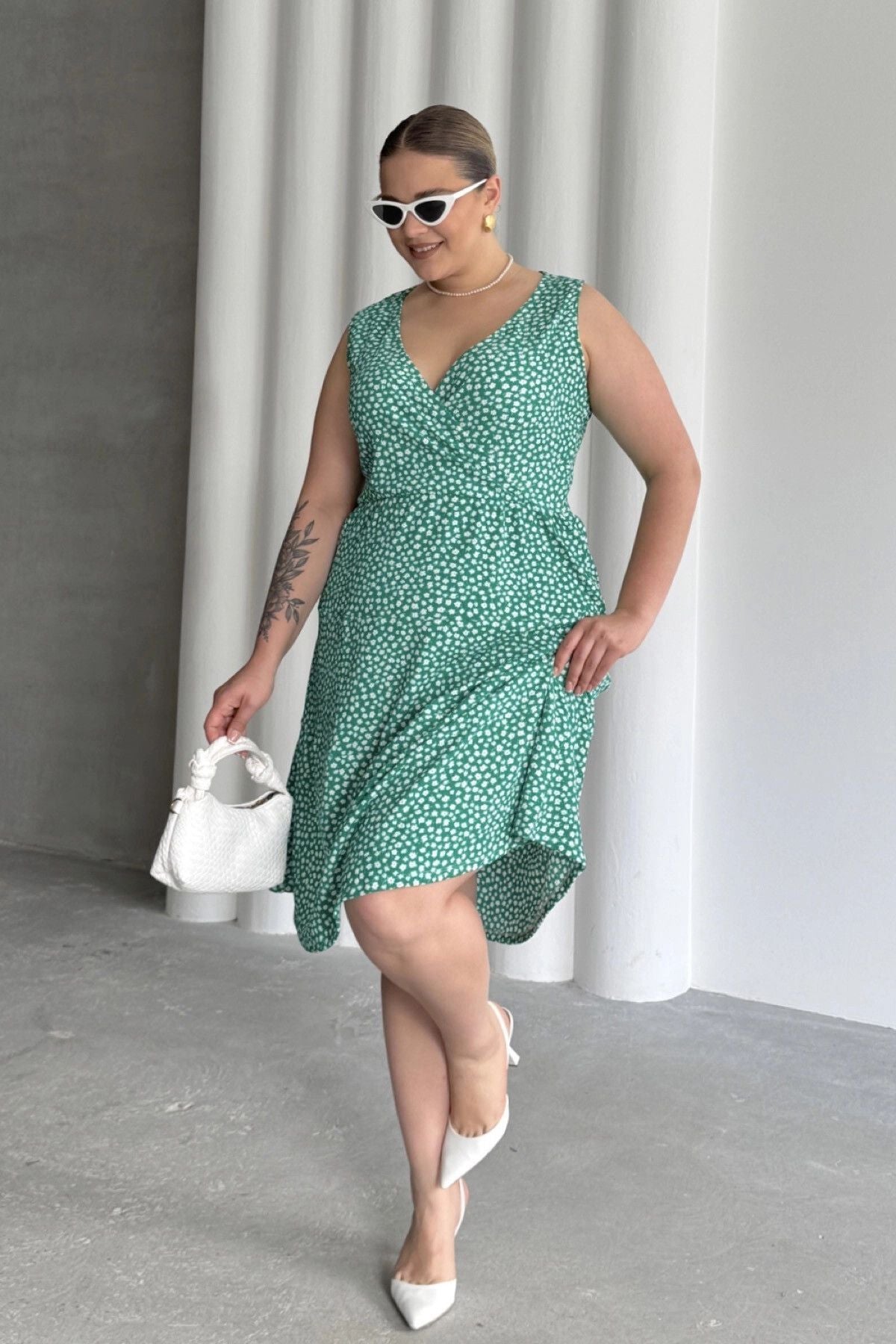 Büyük Beden V Yaka Beli Lastikli Çiçek Desenli Elbise 300916