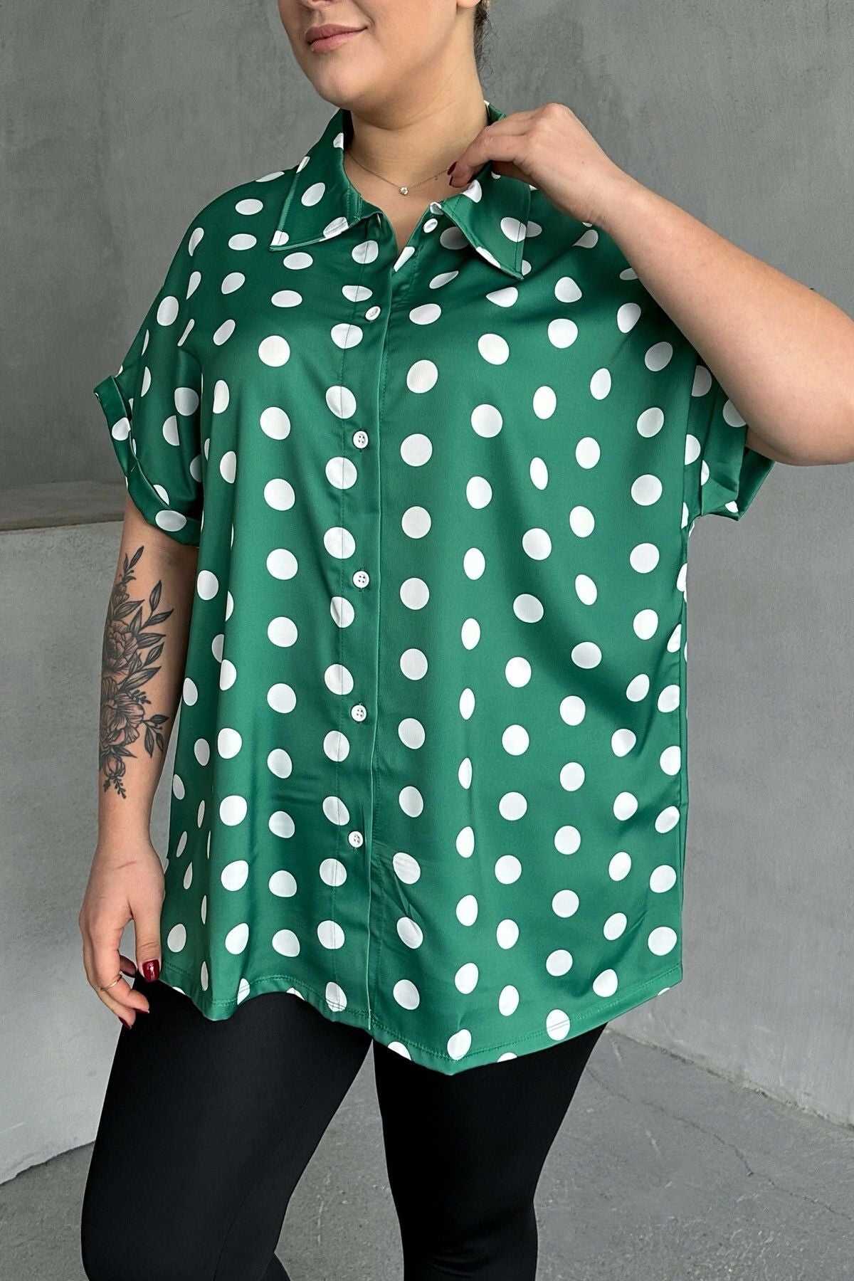 Büyük Beden Önü Düğmeli Kısa Kollu Puantiye Desenli Gömlek 303461