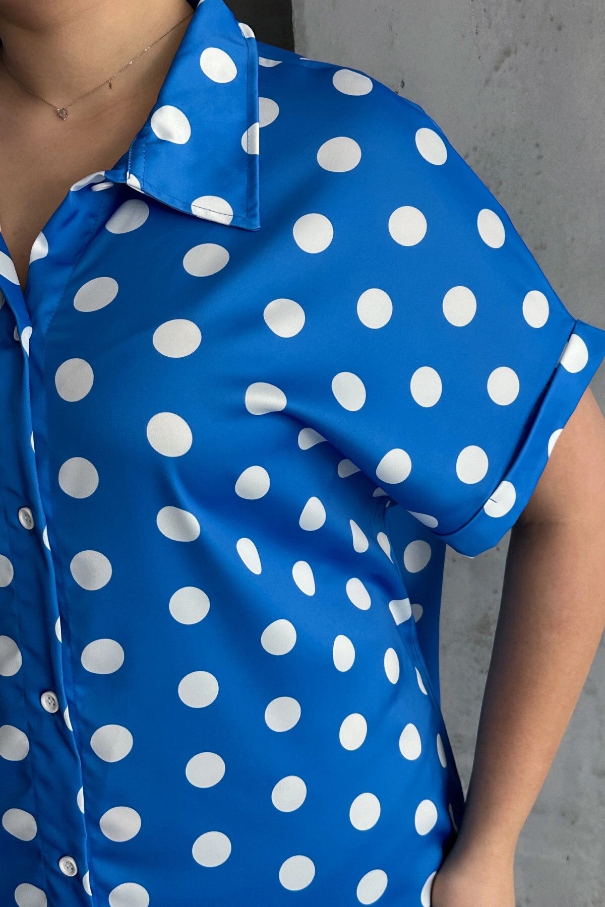 Büyük Beden Önü Düğmeli Kısa Kollu Puantiye Desenli Gömlek 303462