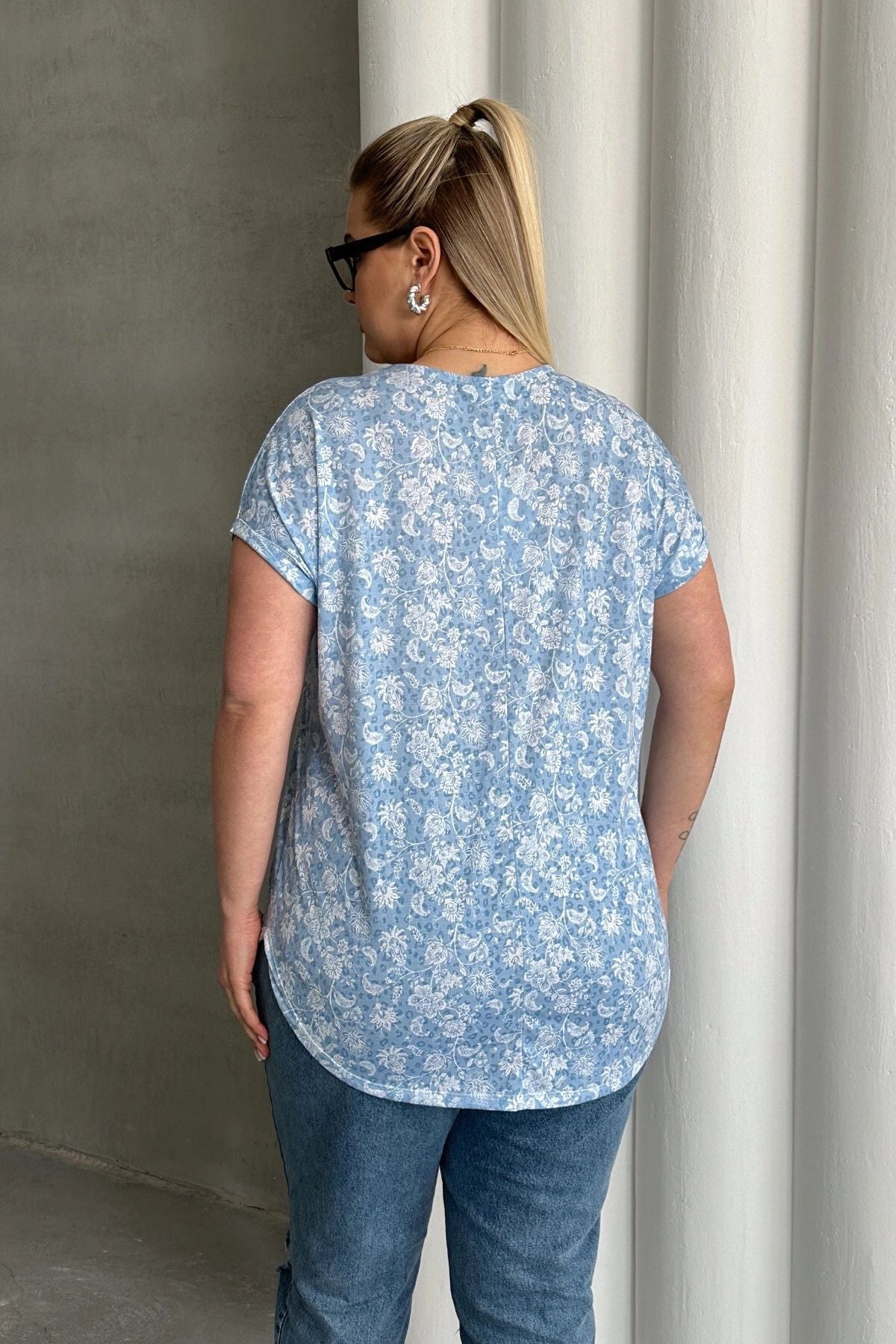 Büyük Beden Kısa Kollu Çentik V Yaka Desenli Bluz 97-79