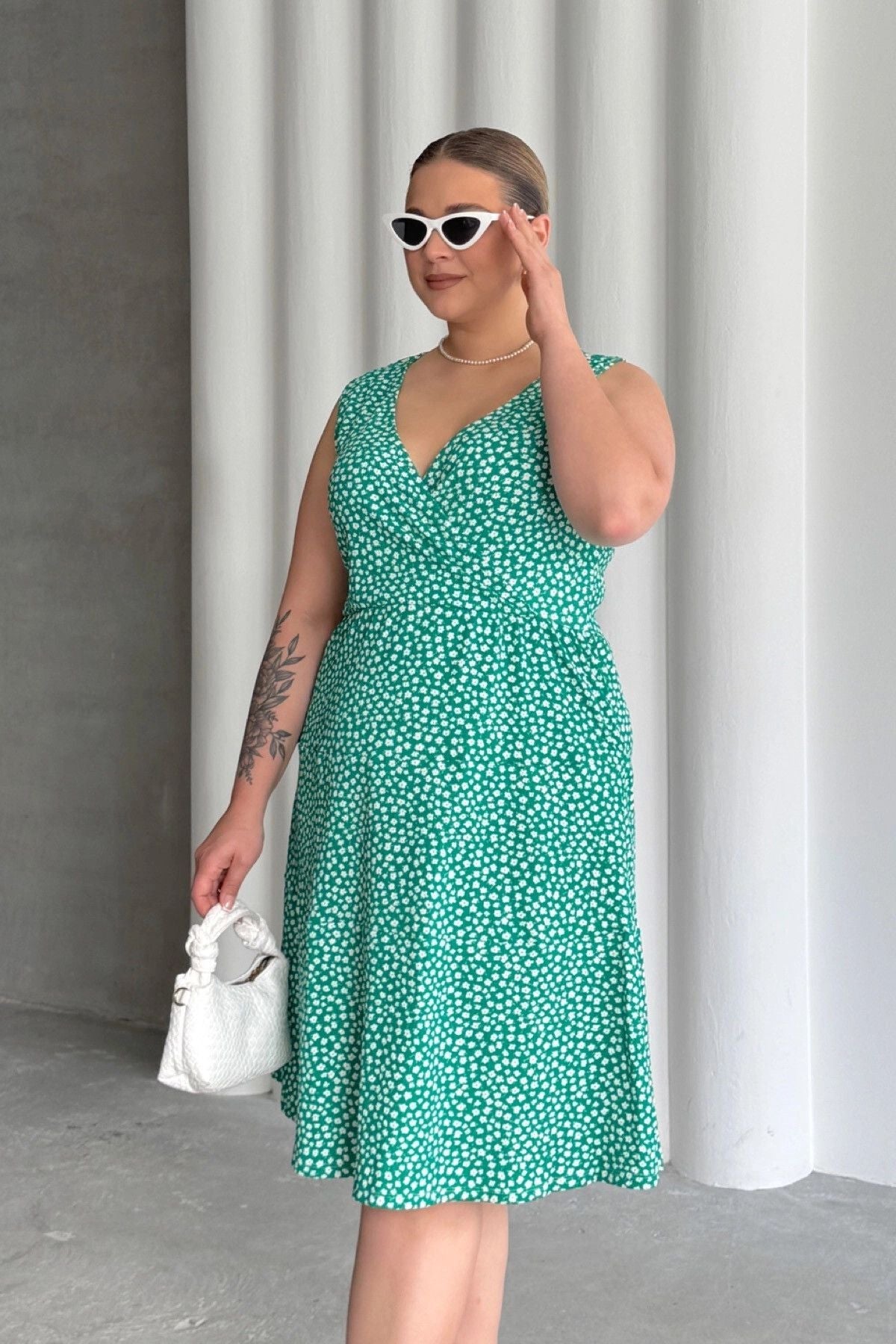 Büyük Beden V Yaka Beli Lastikli Çiçek Desenli Elbise 300916