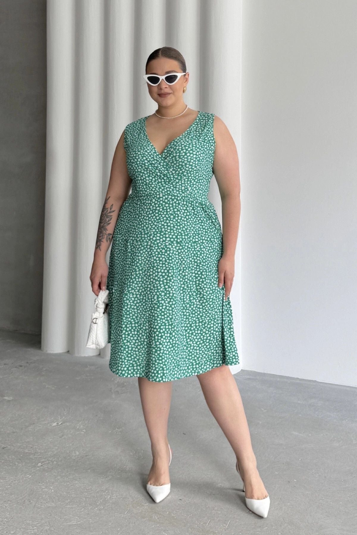 Büyük Beden V Yaka Beli Lastikli Çiçek Desenli Elbise 300916