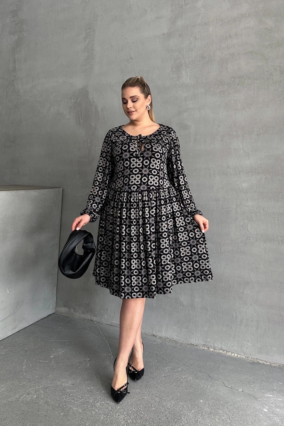 Büyük Beden Uzun Kollu Yakası Bağlamalı Eteği Pileli Elbise 100-75