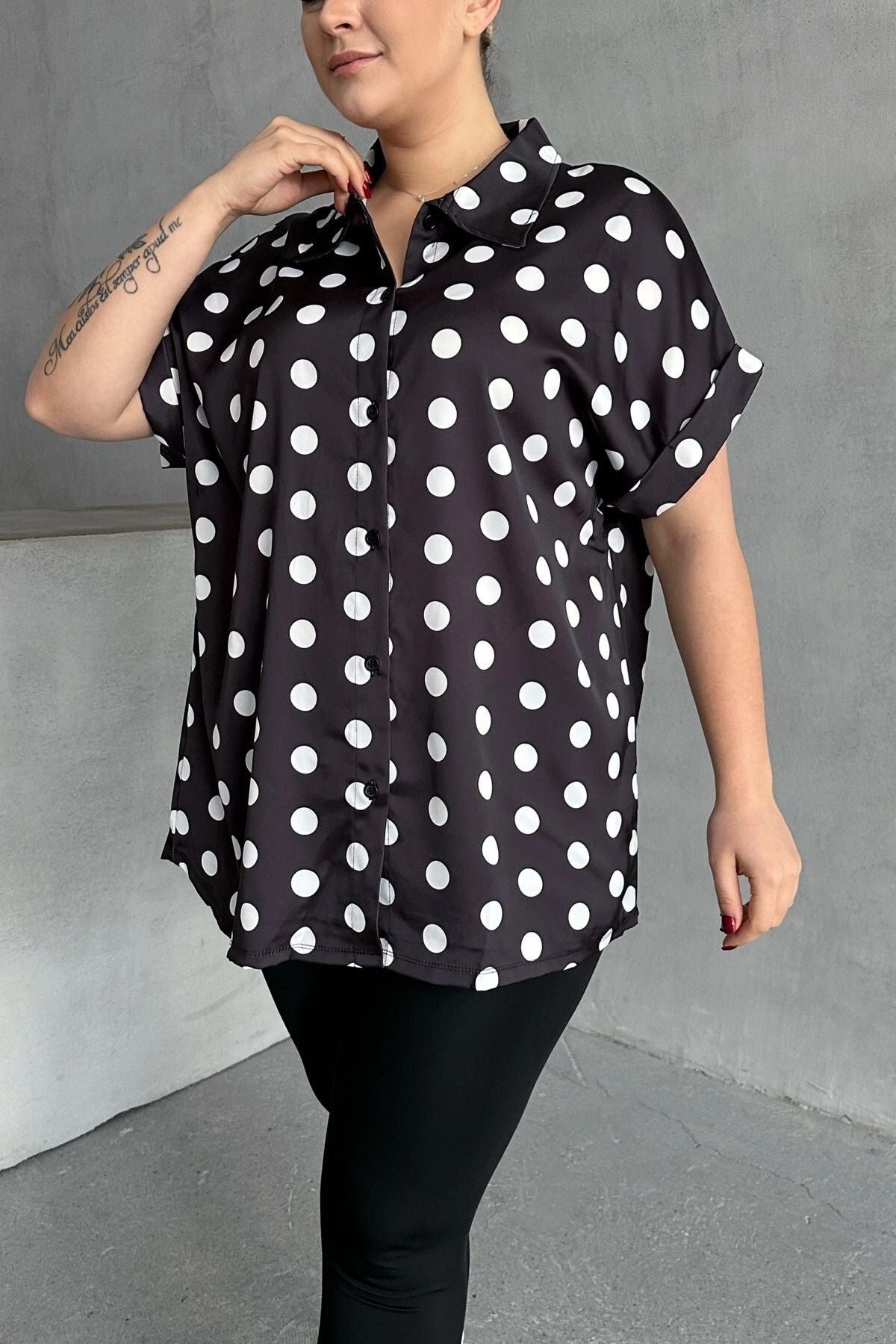 Büyük Beden Önü Düğmeli Kısa Kollu Puantiye Desenli Gömlek 303460
